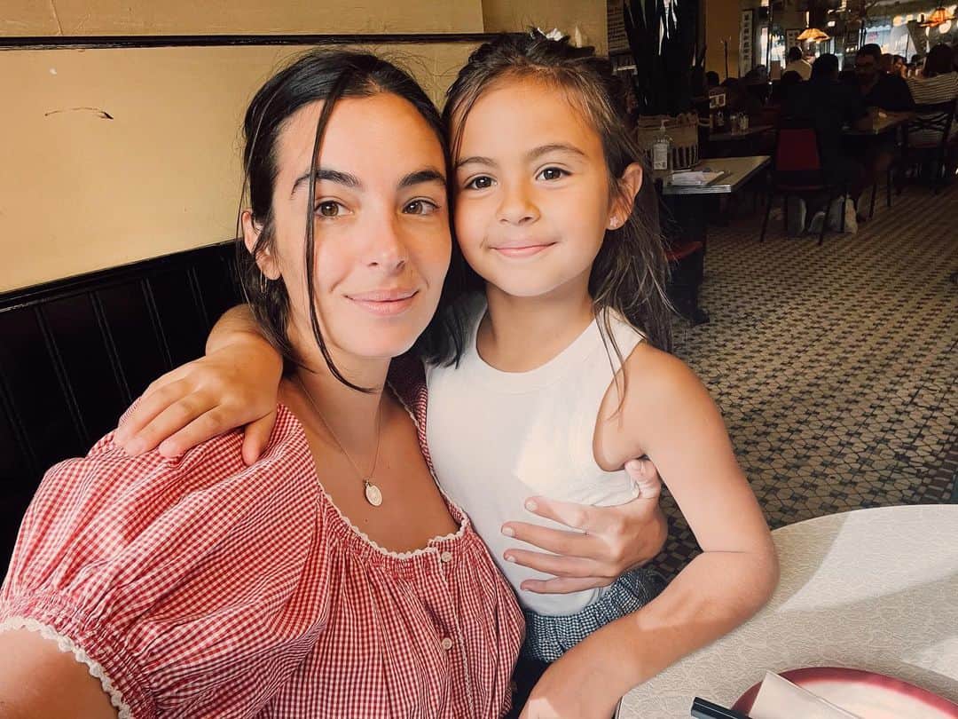 アラナ・マスターソンのインスタグラム：「We woke up in the city and I asked her if she wanted to catch the subway to Broadway. We walked up to the box office, got tickets to Aladdin, and made it right as the lights went down. The show started and she looked over at me and said, being with you is my favorite thing ever. I cried through the show, we laughed, ate candy and sang along to every song. Got the train downtown, passed my college and old coffee shop; got off at Canal Street. She told me her legs were killing her as we arrived for soup dumplings, and then I snapped this picture. I really can’t explain what being a mom is like, but it’s days like this that just mean the absolute world to me. ❤️」