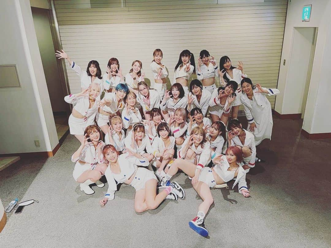 奈良歩実さんのインスタグラム写真 - (奈良歩実Instagram)「恵比寿マスカッツ 「真夏の卒業式」ありがとうございました😊‼️  日記書いていいか？笑笑  今月で私は丁度4年、サイッコーに楽しい4年間でした。  いざ卒業すると入った時と同じようにすぐには実感が湧かないんですが、今実感湧きまくり出しています。 もう全員で会うことはないんだな。  私が墓場で人生を振り返る時、マスカッツでの4年間は大きい思い出として沢山振り返っちゃいそうだな。  初めてマスカッツに応募したとき速攻で即返事でマネージャーに返事をして熱い気持ちで食いつきまくって受かることが出来て、いざ入ると昨日と同じく現実感が湧かなくて、 入ってみたらイジってもらえるたびに、自分の変だと自覚して恥じて否定してた部分が こんなにも高評価をしてもらえる場所があるんだって凄く凄く嬉しかったのを覚えてます。  しんどさで強くなったというよりも、マスカッツのおかげで自分の個性を自分が認められるようになってから メンタルの強さが無敵になりだすきっかけを頂きました。  ダンスや歌の覚えが悪すぎてメンバーにも迷惑を沢山かけてしまったけど、正してくれるみやむーにも全部に愛を感じています。本当にありがとう😊💓  綺麗になりたいなーwとか明確に思ったとき、当たり前ながら参考になるメンバーだらけだったので、美意識も凄く参考にさせて頂いてモノマネや影響を受けまくらせて頂きました。  最後まで愛のある卒業式を開催してくれたスタッフの皆様、マッコイさん、沢山の愛をずっと感じていました。  新曲の「七色ストーリー」 も大好きでずっと聞いているし、 うさもなの「気持ちはロンリー」私ずっと真顔でしたがどうだったかな？笑  沢山の経験をありがとうございました。 バラエティで自分で笑ってもらえるのも、人の笑いで笑うのもほんとに楽しかった。  メンタルが強くなるきっかけを頂けたので、この先無限に強さに磨きをかけていきたいな☺︎  急な卒業にも、最後まで応援し続けてくれたマスファミのみんな、ほんとにありがとう😊❣️  SNSでもらえるリプも全部読んでて、嬉しいなって思いながらいつも元気をもらってます😊  この先も気になるって思ってもらえるように頑張ります❣️  スタッフさん、マッコイさん、マスファミのみんな、メンバーのみんな、4年間ありがとうございました🌈  #恵比寿マスカッツ」8月15日 2時25分 - ayumi471471