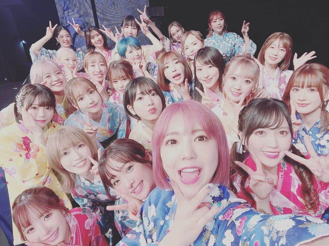 奈良歩実さんのインスタグラム写真 - (奈良歩実Instagram)「恵比寿マスカッツ 「真夏の卒業式」ありがとうございました😊‼️  日記書いていいか？笑笑  今月で私は丁度4年、サイッコーに楽しい4年間でした。  いざ卒業すると入った時と同じようにすぐには実感が湧かないんですが、今実感湧きまくり出しています。 もう全員で会うことはないんだな。  私が墓場で人生を振り返る時、マスカッツでの4年間は大きい思い出として沢山振り返っちゃいそうだな。  初めてマスカッツに応募したとき速攻で即返事でマネージャーに返事をして熱い気持ちで食いつきまくって受かることが出来て、いざ入ると昨日と同じく現実感が湧かなくて、 入ってみたらイジってもらえるたびに、自分の変だと自覚して恥じて否定してた部分が こんなにも高評価をしてもらえる場所があるんだって凄く凄く嬉しかったのを覚えてます。  しんどさで強くなったというよりも、マスカッツのおかげで自分の個性を自分が認められるようになってから メンタルの強さが無敵になりだすきっかけを頂きました。  ダンスや歌の覚えが悪すぎてメンバーにも迷惑を沢山かけてしまったけど、正してくれるみやむーにも全部に愛を感じています。本当にありがとう😊💓  綺麗になりたいなーwとか明確に思ったとき、当たり前ながら参考になるメンバーだらけだったので、美意識も凄く参考にさせて頂いてモノマネや影響を受けまくらせて頂きました。  最後まで愛のある卒業式を開催してくれたスタッフの皆様、マッコイさん、沢山の愛をずっと感じていました。  新曲の「七色ストーリー」 も大好きでずっと聞いているし、 うさもなの「気持ちはロンリー」私ずっと真顔でしたがどうだったかな？笑  沢山の経験をありがとうございました。 バラエティで自分で笑ってもらえるのも、人の笑いで笑うのもほんとに楽しかった。  メンタルが強くなるきっかけを頂けたので、この先無限に強さに磨きをかけていきたいな☺︎  急な卒業にも、最後まで応援し続けてくれたマスファミのみんな、ほんとにありがとう😊❣️  SNSでもらえるリプも全部読んでて、嬉しいなって思いながらいつも元気をもらってます😊  この先も気になるって思ってもらえるように頑張ります❣️  スタッフさん、マッコイさん、マスファミのみんな、メンバーのみんな、4年間ありがとうございました🌈  #恵比寿マスカッツ」8月15日 2時25分 - ayumi471471