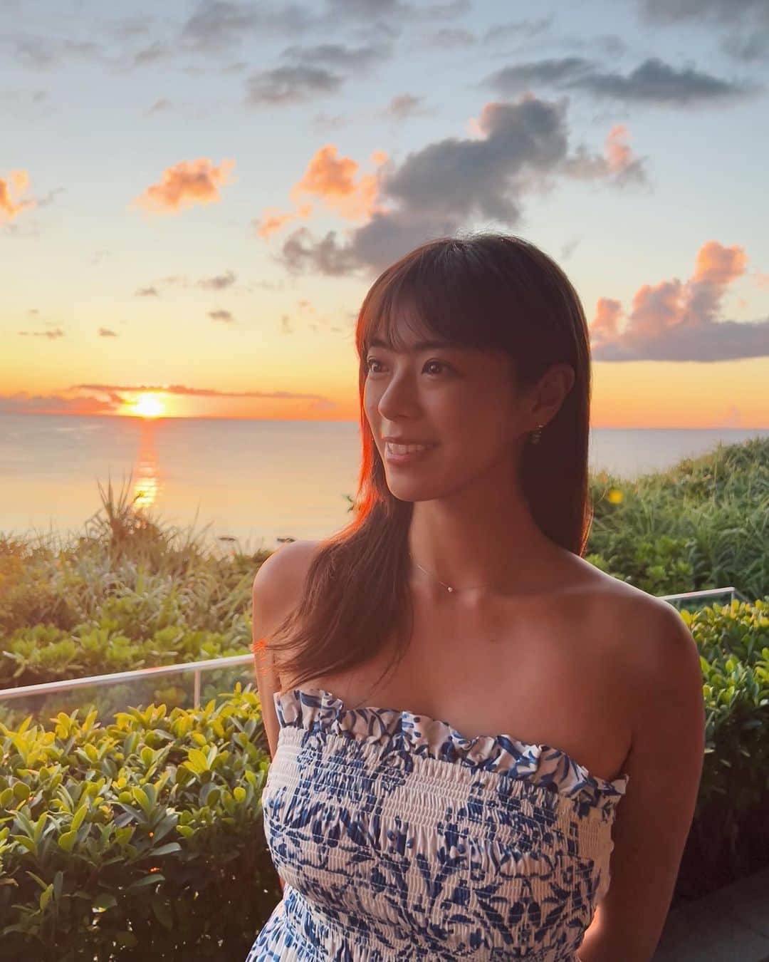 わちみなみのインスタグラム：「☺️  海辺の夕焼けはじんわりしてて綺麗  地域によって空の見え方違うの 本当に不思議！  サウナのYouTubeがじわじわ伸びてて、、 是非みてください🫶🧖‍♀️  いろんなサウナみにいきたい！  #⁡drippnsauna #あせだくサウナ #サウナイキタイ #sauna #サウナ女子 #サウナー　#サウナ巡り #サウナ部」