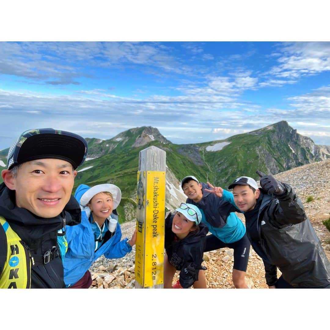 TOMOMIさんのインスタグラム写真 - (TOMOMIInstagram)「8月14日(日) 夜遊び❤️昼帰りTrail🏔🏃🏿‍♀️✨ まいさんとの念願トレイルでした😆💕👭✨ @maimaimaimaima   朝？夜？ 2時スタートという気合いのスケジュール😁✊🔥🔥🔥  今まで朝5:00スタートとかヌルいスケジュールですみませんでした🥺💦  ガチで山を満喫するなら 100マイルの必携品完備して🔦 24:00起床 ⏰ 2:00 スタート🏃🏿‍♀️ ですね！📝笑  何から何まで本当にありがとうございました🥹✨ @downhillrunner @kkibird @koki_t03   【SEIZE YOUR DREAM】 #有言実行 🙋‍♀️ @goldentrailseries 🏔で上位3位に入ってポルトガル🇵🇹の本戦行きます宣言っ✊🔥  最終戦である 9/4(日)  #白馬国際クラシック 🏔🏃🏿‍♀️ 上位入賞目指して頑張ります✊ ビックリするぐらいの奇跡を起こします！！！！！   #日本百名山 🇯🇵⛰今日も増えちゃいました😚💕  本日のコース📝 #猿倉 〜 #大雪渓 〜 #白馬岳 〜 #杓子岳 〜#白馬槍ヶ岳  悪天候の為、 #天狗山荘 にて下山しました☔️🌪🏃🏿‍♀️  過去１ハードで ドキドキな23kmだったけど めちゃめちゃ楽しかったですっ⛰🏃🏿‍♀️✨  📸pic10 コンビニで買った400円のデカ過ぎたレイン🥸！  #百名山 #白馬 #日本 #長野 #山 #goldentrailseries #mountain #Trail #trailrun #trailrunning #running #japan  #Y字バランス #Y字バランス #日本一Y字バランスがキレイなマルチアスリート  #トレイル #トレイルラン #トレラン #トレイルランナー」8月14日 18時44分 - tomomi_fitness