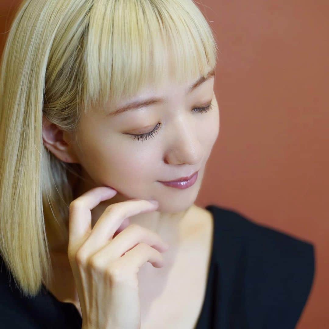 伊藤千晃のインスタグラム：「デジャヴュ 塗るつけまつげ 自まつげ際立てタイプ を使ってみました😊  【ダークブラウン】はナチュラルだけどまつげ1本1本が際立って印象的な目もとになって綺麗です👌✨  細いコームでまつげの根元から塗り残しなく染めてくれるから、 まるで自まつげのような仕上がりで程良く抜け感を出してくれます。  大人っぽいメイクにしたいときは、【ブラック】でラインを引かずにこれだけで目もとを仕上げても充分かも！！  私が学生の時から使ってるデジャヴュ！！ 常に時代に合わせて進化してるところも感動しちゃうな🥰  @dejavu_official.jp  #デジャヴュ #塗るつけまつげ #自まつげ際立てタイプ #ラッシュアップ #アイメイク #PR」