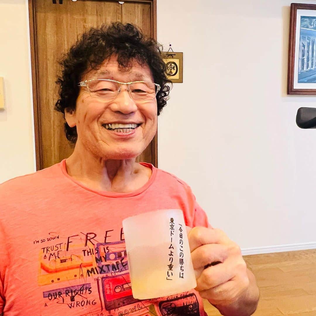 天龍源一郎のインスタグラム：「良い日曜日を過ごしています‼️ 皆サン、も2度と戻らない今日を楽しんで下さい‼️  ライブフォートゥーディです‼️」