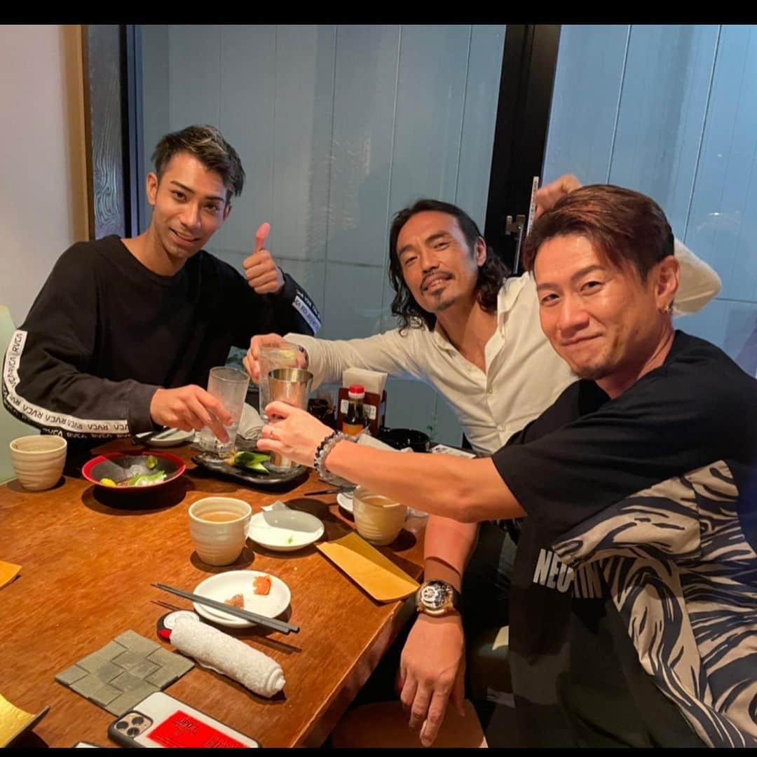 相内誠さんのインスタグラム写真 - (相内誠Instagram)「RISE戦で拳を交えた安孫子さんとお食事をさせて頂きました🍽  試合では負けたからこの日はお酒でKOさせてやろうと思ったけどまさかのお酒も強くて無理でした🤣ww  @ajito_daisuke さんも途中から参戦して頂きさらに楽しい会になりました🥰！！  有難う御座いました🙇✨  めちゃめちゃ美味しいので皆さんも是非🥩  @ajito_daisuke  @abitakamasa   #黒豚しゃぶしゃぶあじと  #試合ぶりの再会 #桃白白 #タオパイパイ #感謝」8月14日 18時50分 - aiuchimakoto