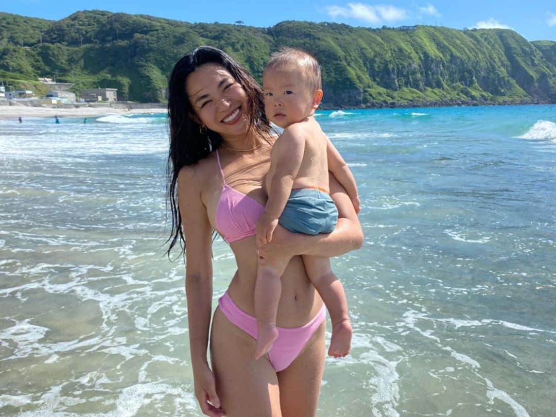 國井美沙妃のインスタグラム：「波は怖いみたいでずっと抱っこの海でした🌊🐋💦 来年には楽しく遊んでくれると良いなあ👶🏽笑 私は久しぶりの海で髪の毛ボサボサになって遊んでました〜 前浜海岸人も少なくてと〜っても綺麗なビーチでした🥹🫶🏾  #子連れ旅行#神津島#1歳3ヶ月#1歳#育児#ママ#ママライフ#産後ダイエット」