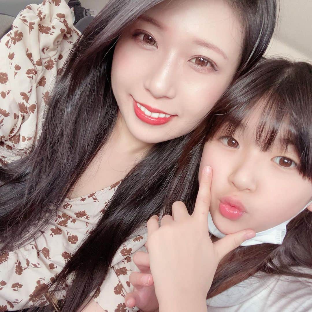 のインスタグラム：「はい私、ママ太ったよー！🥺  最近ナチュラルメイク。  #親子 #親子コーデ  #ロングヘア」