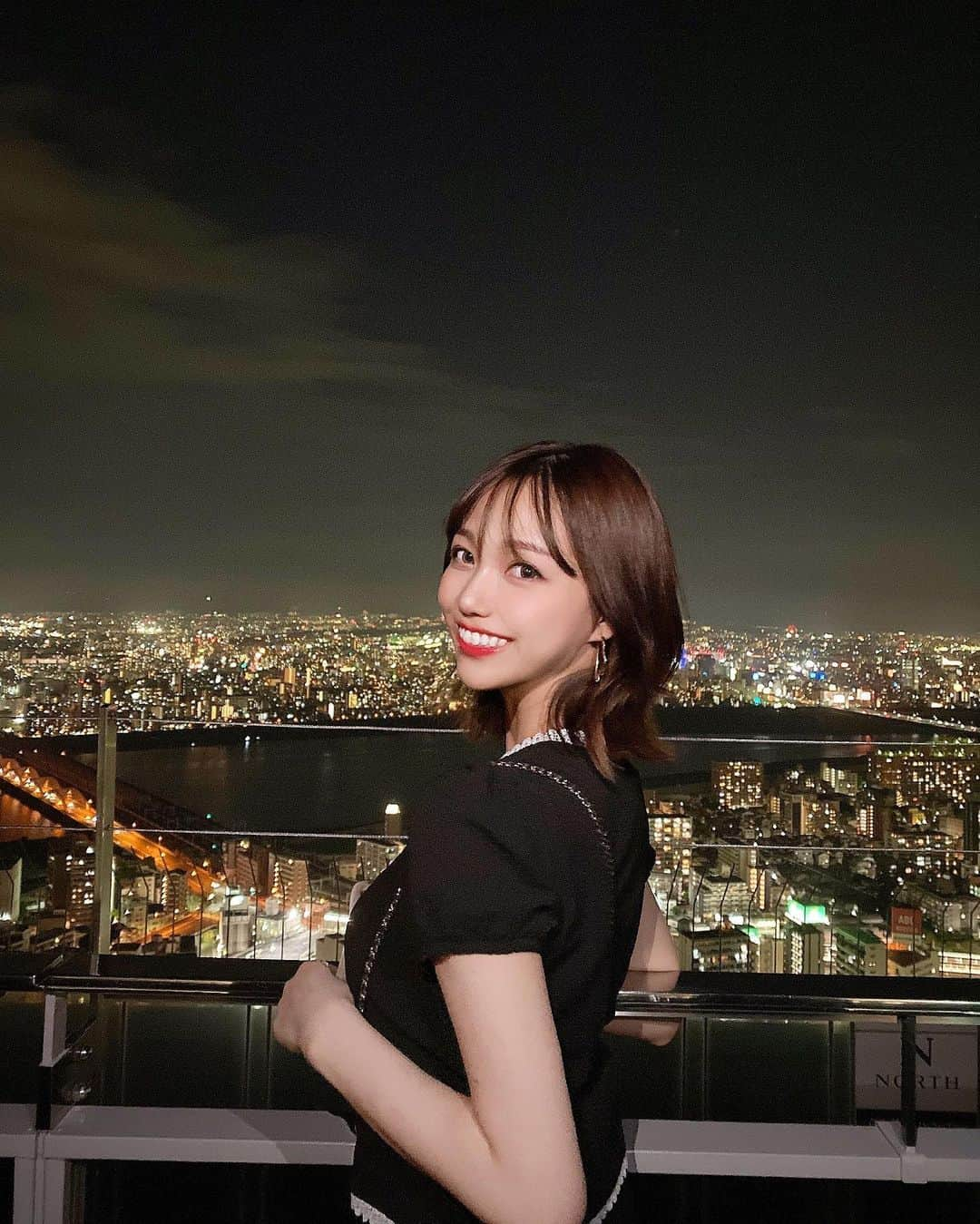 石川晶子（あきぽよ）のインスタグラム：「大阪でみてきた空中庭園展望台🌟 綺麗でした🌃🫶  #展望台#空中庭園展望台 #大阪観光 #大阪巡り#夜景スポット」