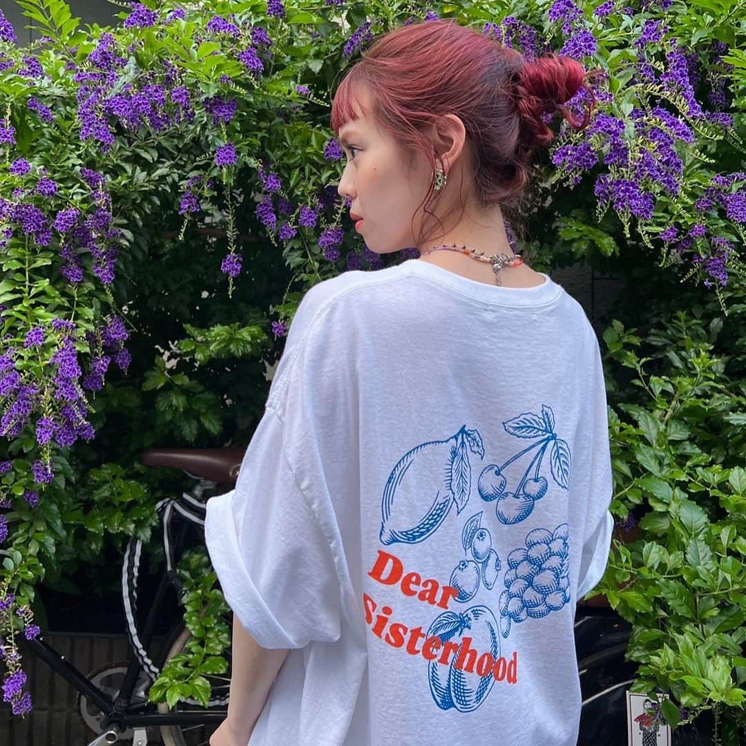 のインスタグラム：「Daily in Tokyo🧺💐🍑🍇🫐  東京での、日常の中のFruits シリーズの着回し。 みんなはなんの果物がすき？🥰  #dearsisterhood」