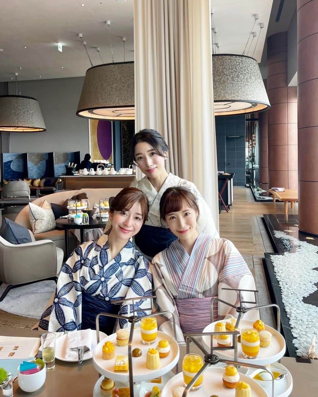 小林真由のインスタグラム：「夏らしいことしよう！ と浴衣を楽しんだ日🍧🎐 ⁡ 3人でアフタヌーンティーへ♡ 素敵な食事と二人との時間はこれでもかというほどに贅沢過ぎました🍴🤍 ⁡ 佐彩のお家で着付けしてみんなで花火大会に行ったのがもう７年前らしく、それにもびっくり！！🥺 良い思い出♡ ⁡ ⁡ #ファッション #コーデ #ママコーデ #女の子ママ #男の子ママ #ママライフ #コーディネート #3歳 #2歳 #ベビー #二人育児 #アフタヌーンティー #ホテルアフタヌーンティー #ランチ #浴衣」