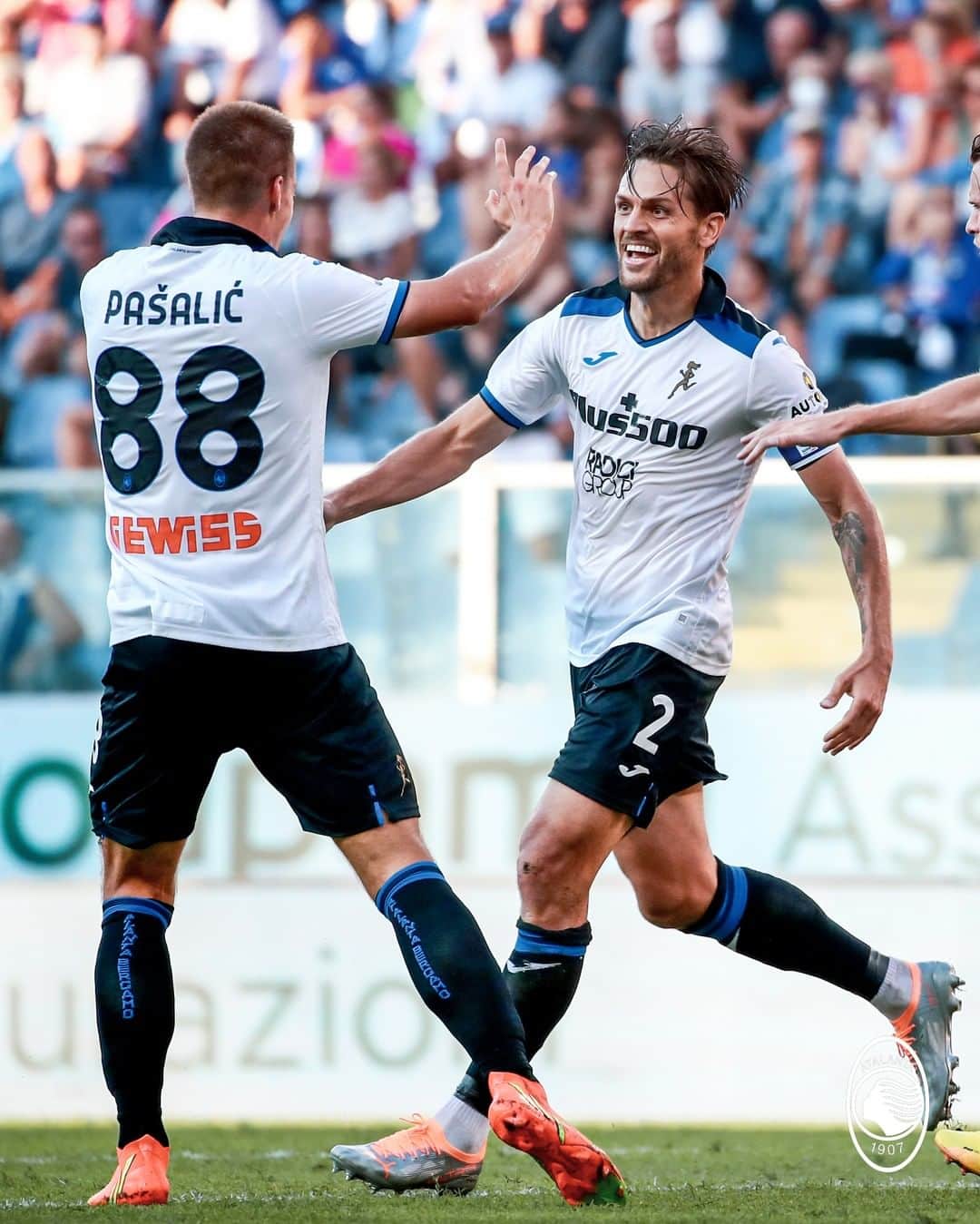 アタランタBCのインスタグラム：「Teamwork = Dreamwork 😎  Una splendida azione corale per il primo gol stagionale 🥳  #SampAtalanta #GoAtalantaGo ⚫️🔵 #Atalanta #BergAMO #ForzaAtalanta #SerieATIM」