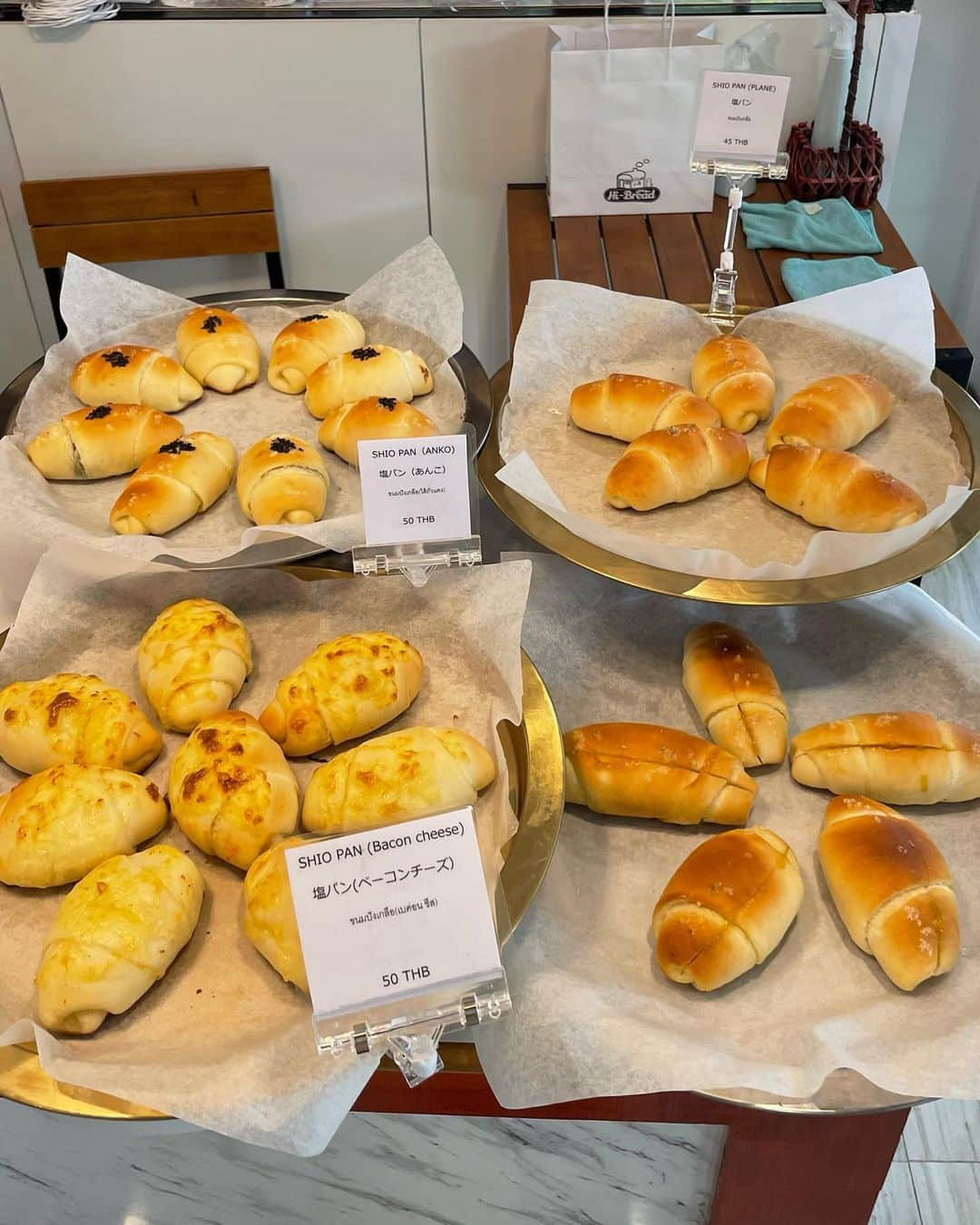 みまるのインスタグラム：「🍞Hi-Bread  ここの塩パンがめちゃくちゃ美味しい🧂 ・ノーマル ・あんこ ・マンゴー ・ベーコンチーズ 4種類！私はあんこ推し🫘  食パンももちもちふわふわで耳まで最高👍👍👍 色々なパンがあったから全制覇したい👏 ジャムも色んな種類売ってた！  カツサンドとコロッケサンドをお店で食べて 塩パンは全種類持ち帰り😋😋😋 サンド系も美味しかったなあ✨  ピザとかフレンチトーストもあるから気になる！！  デリバリーもスタートしたみたいです🛵（LINE）  🚃トンロー駅徒歩10分  #みまる #mimaru #🇹🇭 #海外移住 #タイ #バンコク #タイ移住 #バンコク生活 #bangkok #thailand #海外生活  #海外旅行  #ナチュラルライフ #干物女 #自由人 #youtuber #バンコク情報  #みまるチャンネル #在タイ日本人 #在タイ #バンコク駐妻 #バンコク観光 #バンコク旅行  #hibread #トンロー #バンコクパン屋 #バンコクライフ #バンコクカフェ #バンコクランチ #塩パン」