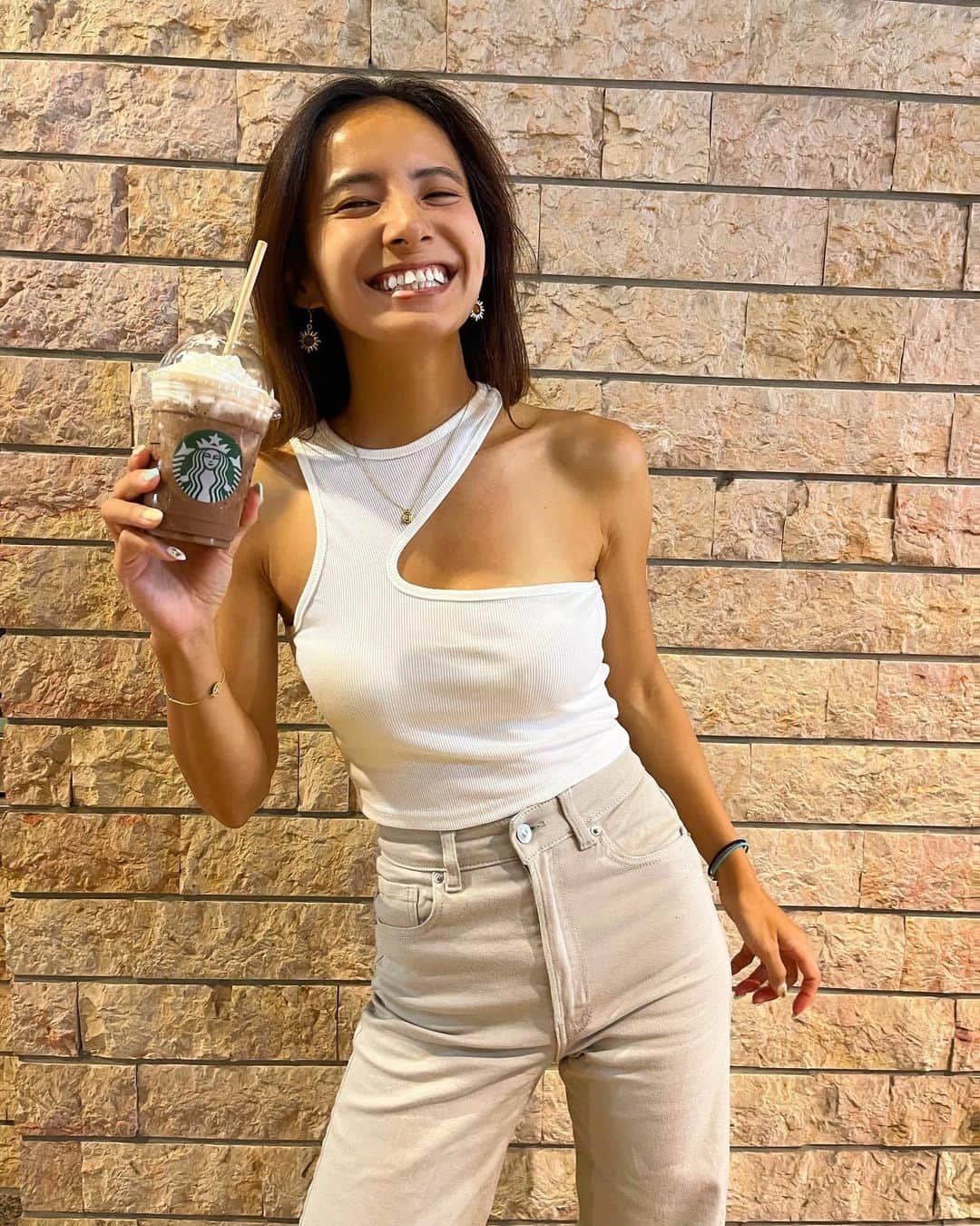 佐野千晃のインスタグラム：「誕生日にスタバチケットたくさんもらったから好きに飲める🤤  ありがとうみーんな🤤  ちなみにあたしはダークモカフラペチーノホイップ多めが好き🤤  #natural #healthy #good #gilrs #gilr #cool #cute #ooted #selfie #self #face #スポーツ女子 #スポーツ #ハワイ #笑顔 #ひまわり#スタバ #ダークモカフラペチーノ #美味しい #カロリー #接種」