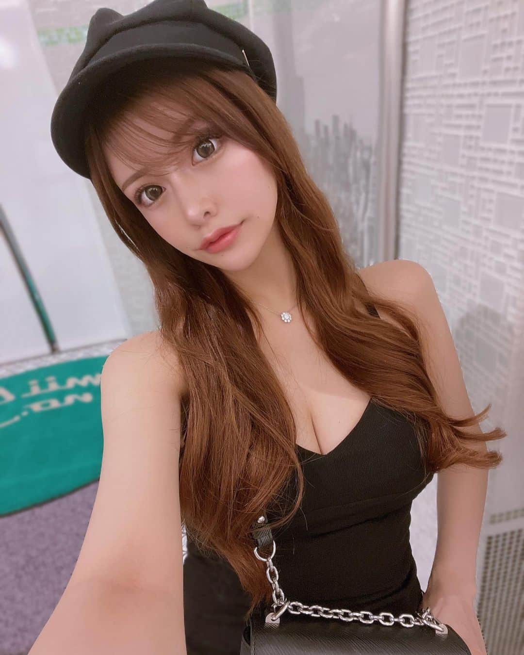 神ルカのインスタグラム：「辞めてもインスタ見てくれてありがとう🥳 そろそろシャドーバン解除されたかな おすすめにでてきてるかな……」