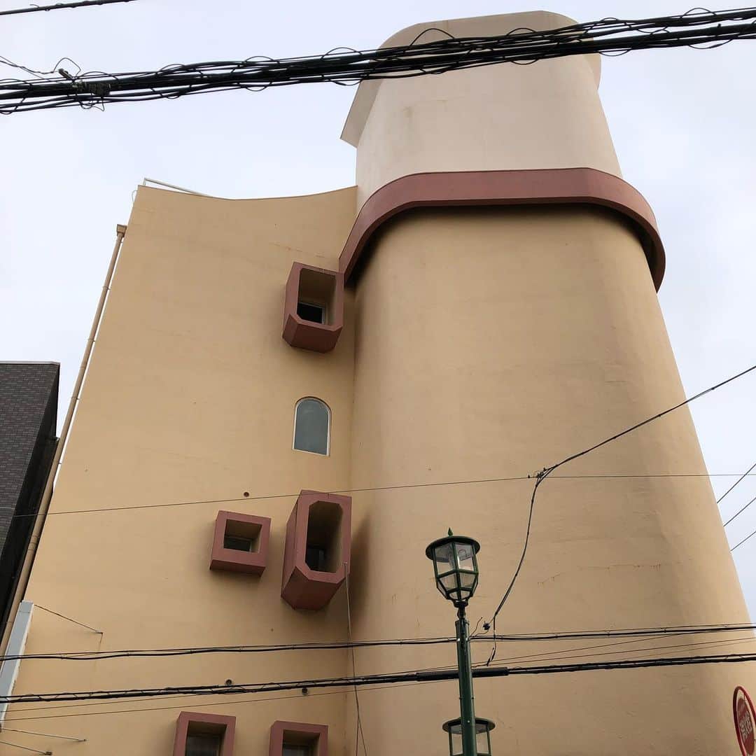 能町みね子のインスタグラム：「海のいきものっぽいビル」