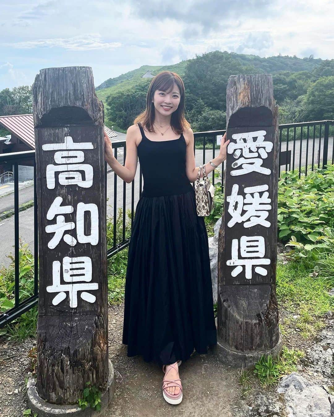 のインスタグラム：「・ 四国カルストで自然を感じてきました~🐮🌿 1枚目は愛媛県と高知県の県境のところで撮ってもらった写真です！ （投稿し直しました💦コメントして下さってた方ごめんなさい、、）  #四国カルスト#お盆休み#夏休み#大学生#愛媛#高知#セントフォース#セントフォース関西#frayid#フレイアイディー」