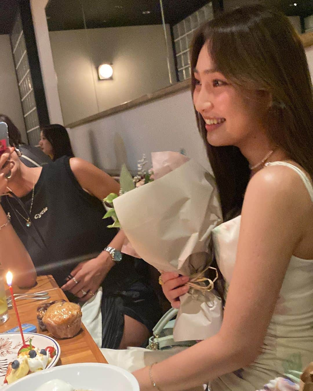 中世古麻衣さんのインスタグラム写真 - (中世古麻衣Instagram)「🎂💐🐚🍓💞🤎  気付いたら1ヶ月経とうとしていますが… 7/17お誕生日でした！  みなさん、いつもありがとうございます！ これからもどうぞよろしくお願いします🥰  写真は大好きなみんながお祝いしてくれた日の 地球想いでオーガニックで食いしん坊でハッピーな会🫶🏼 いつもたくさん写真撮ってくれてありがとう〜🤣  p.s.相変わらず女優みたいな更新頻度ですみません インスタ載せたいこと溜まりすぎてる…夏が終わる前に整理していくのでどうかお付き合い下さい🎐  (DM下さった方もありがとうございます！直接お返事出来ないので心苦しいですがとっても嬉しく読んでます〜♡)」8月14日 19時53分 - mainakaseko