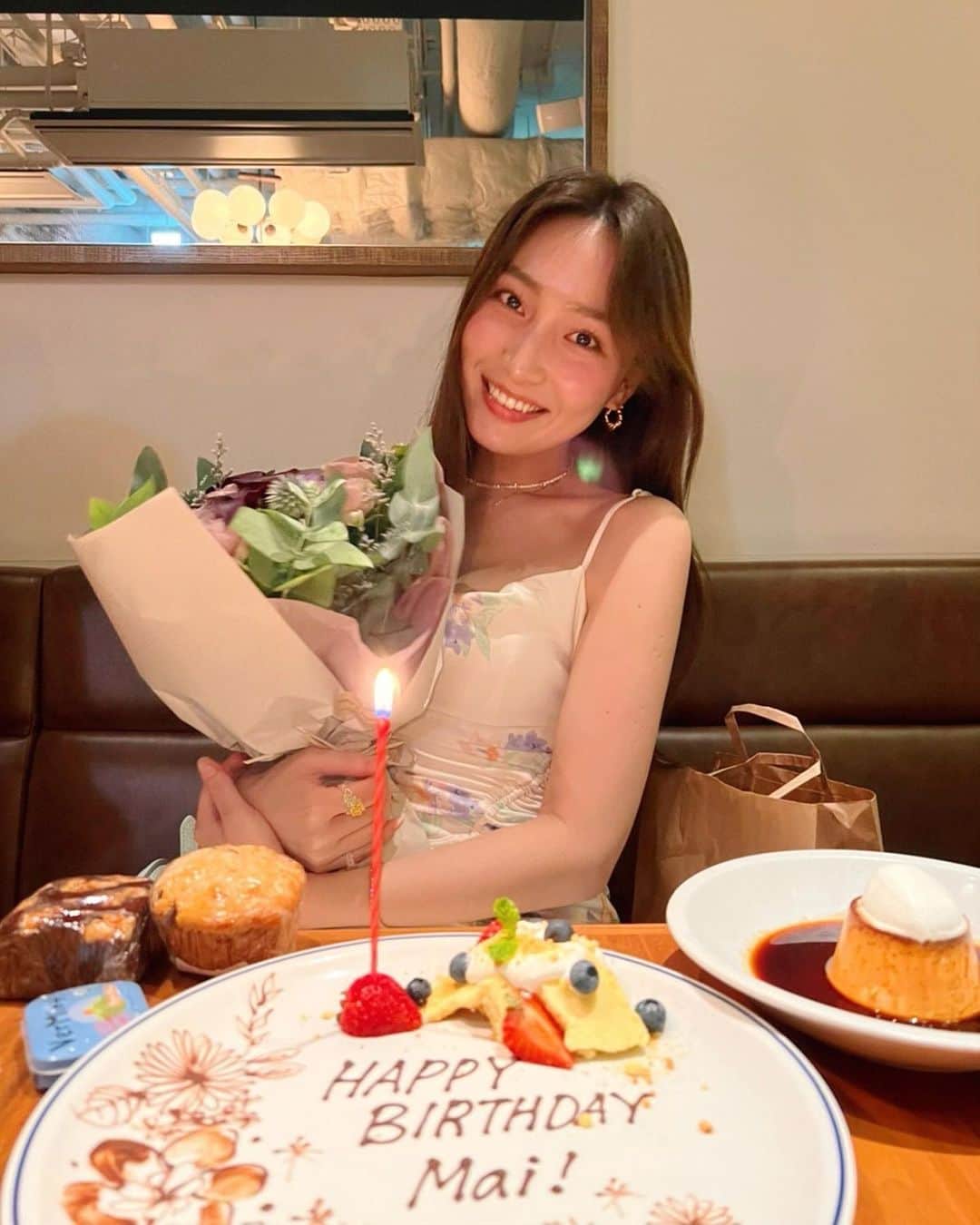 中世古麻衣のインスタグラム：「🎂💐🐚🍓💞🤎  気付いたら1ヶ月経とうとしていますが… 7/17お誕生日でした！  みなさん、いつもありがとうございます！ これからもどうぞよろしくお願いします🥰  写真は大好きなみんながお祝いしてくれた日の 地球想いでオーガニックで食いしん坊でハッピーな会🫶🏼 いつもたくさん写真撮ってくれてありがとう〜🤣  p.s.相変わらず女優みたいな更新頻度ですみません インスタ載せたいこと溜まりすぎてる…夏が終わる前に整理していくのでどうかお付き合い下さい🎐  (DM下さった方もありがとうございます！直接お返事出来ないので心苦しいですがとっても嬉しく読んでます〜♡)」
