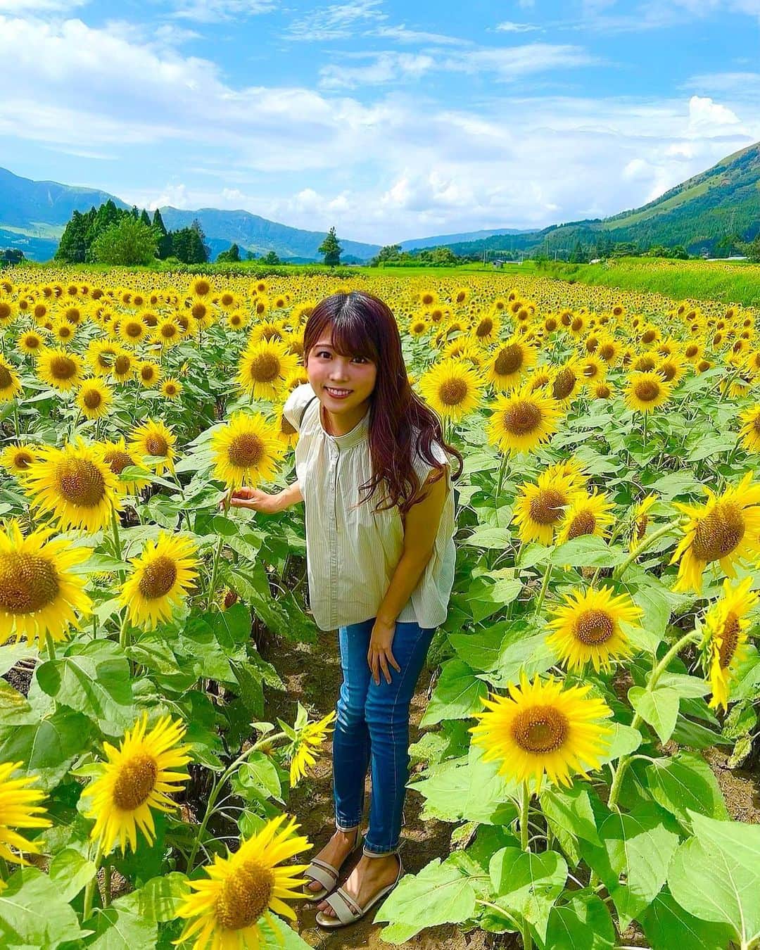 村上麻莉奈のインスタグラム：「満開！🌻 普段引きこもってるから、久しぶりに大自然に触れてリフレッシュ😆 ・ ・ ・ #ひまわり畑 #ひまわり#満開のひまわり#サムライチャンプルー　を思い出す笑😂 #一心行公園 #一心行のひまわり#熊本観光#熊本#阿蘇#阿蘇旅行#阿蘇観光#夏本番#sunflower #sunflowers #samuraichamploo #kumamoto #kumamotogram #sunflowerfield」