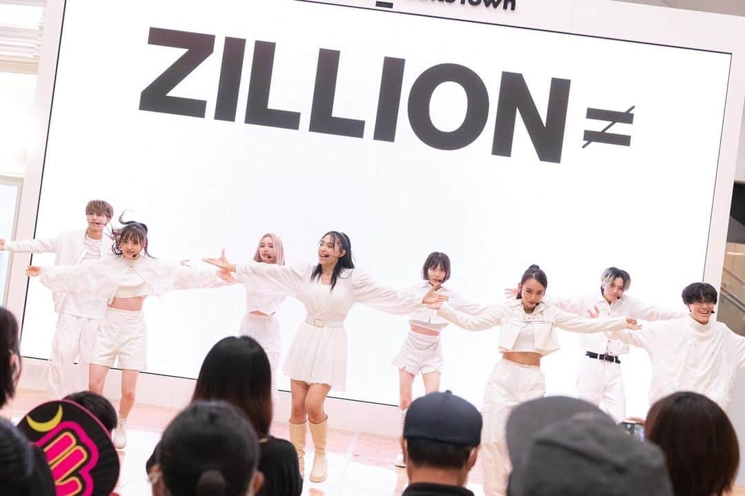 ZILLIONのインスタグラム：「2022.08.14 (sun) ZILLIONミニライブ&特典会 at イオンレイクタウンkaze  初のインストアイベント&特典会ありがとうございました🔥  3部を通して、たくさんの方との"はじめまして"ができた最高の1日でした🤲✨  ソロ写真も追って公開👀👀  📸@ishikawa_no_image  #ZILLION #ジリオン」