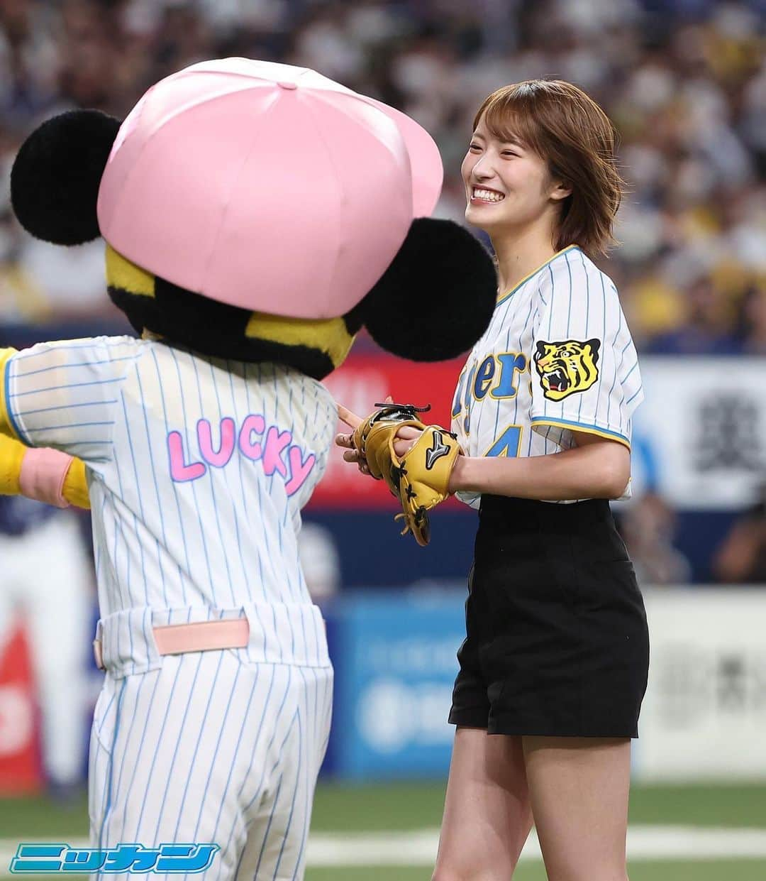 小嶋花梨さんのインスタグラム写真 - (小嶋花梨Instagram)「京セラドームで開催された 「Family with Tigers Day Supported by Joshin」阪神vs中日戦 ⚾️🔥 ⁡ 本日始球式をさせていただきました！ ⁡ 貴重な経験をさせて頂き、とても光栄です！ ⁡ 目指していたノーバンには届かなかったのですが、 生涯忘れない思い出になりました🫧 ⁡ ⁡ 皆さんからの温かい拍手がとても嬉しかったです！ありがとうございました😌 ⁡ 始球式で投げた⚾️は、 今日見に来てくれてたお父さんにプレゼントしましたよ〜🥰  ⁡ ⁡ ※写真使わせていただきました    #阪神タイガース  #始球式 #TORACO」8月14日 21時27分 - nmb_kojima_48