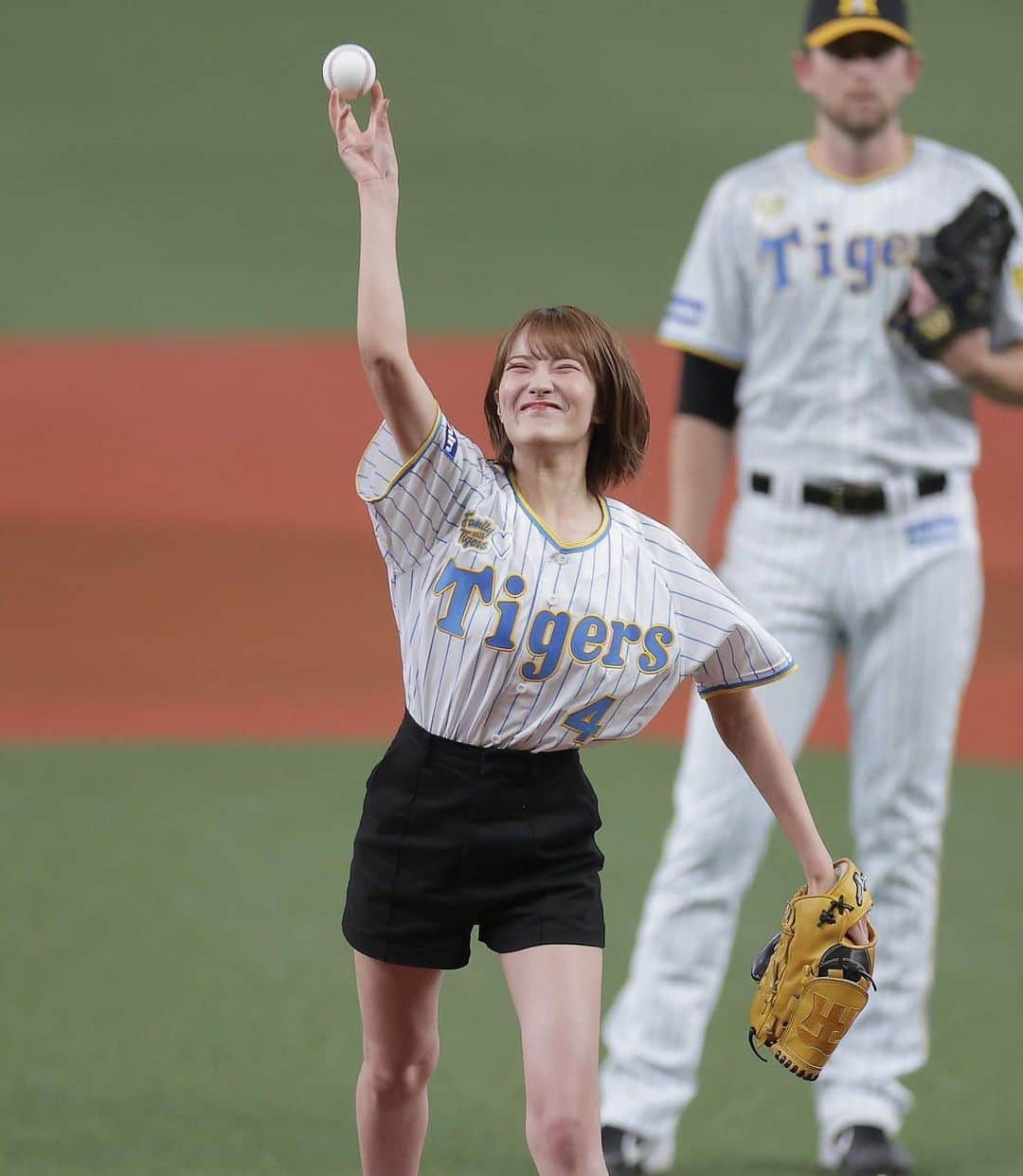 小嶋花梨さんのインスタグラム写真 - (小嶋花梨Instagram)「京セラドームで開催された 「Family with Tigers Day Supported by Joshin」阪神vs中日戦 ⚾️🔥 ⁡ 本日始球式をさせていただきました！ ⁡ 貴重な経験をさせて頂き、とても光栄です！ ⁡ 目指していたノーバンには届かなかったのですが、 生涯忘れない思い出になりました🫧 ⁡ ⁡ 皆さんからの温かい拍手がとても嬉しかったです！ありがとうございました😌 ⁡ 始球式で投げた⚾️は、 今日見に来てくれてたお父さんにプレゼントしましたよ〜🥰  ⁡ ⁡ ※写真使わせていただきました    #阪神タイガース  #始球式 #TORACO」8月14日 21時27分 - nmb_kojima_48