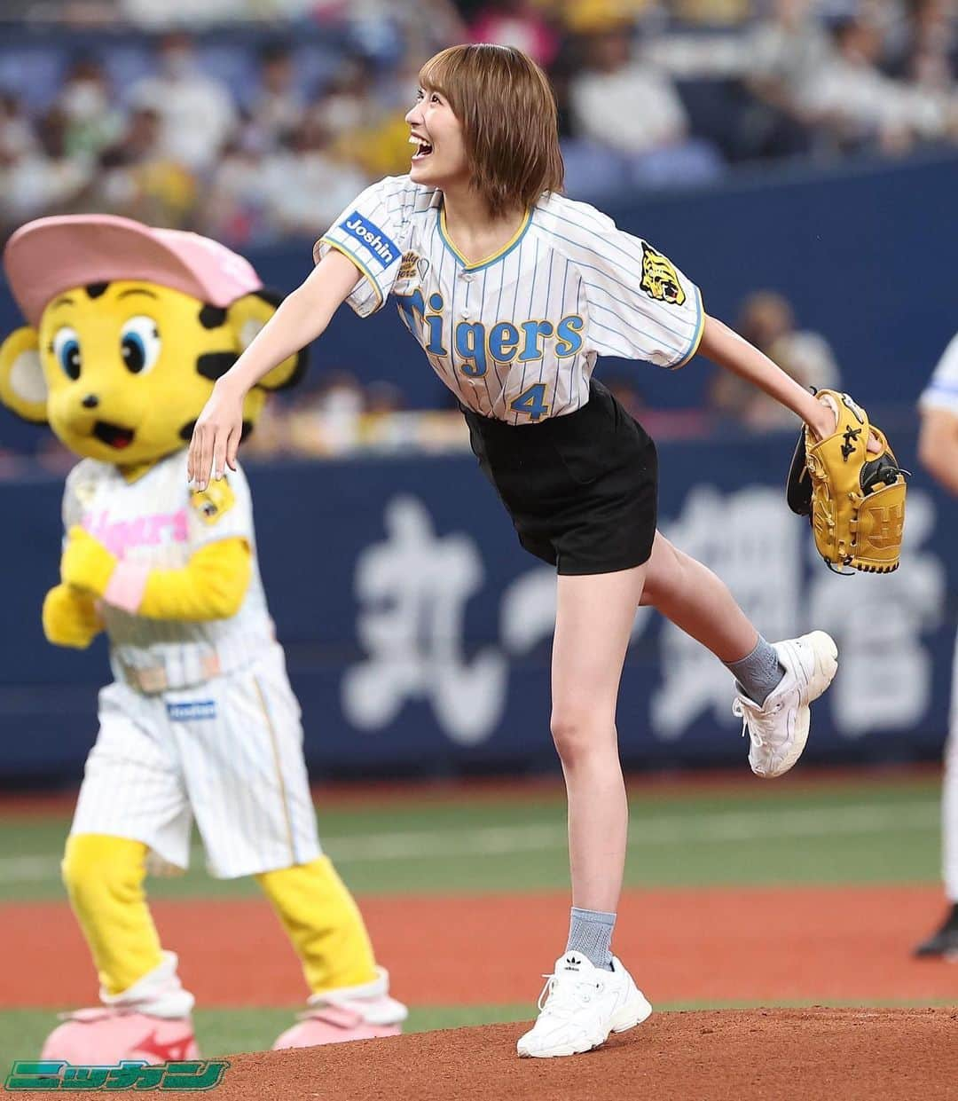 小嶋花梨さんのインスタグラム写真 - (小嶋花梨Instagram)「京セラドームで開催された 「Family with Tigers Day Supported by Joshin」阪神vs中日戦 ⚾️🔥 ⁡ 本日始球式をさせていただきました！ ⁡ 貴重な経験をさせて頂き、とても光栄です！ ⁡ 目指していたノーバンには届かなかったのですが、 生涯忘れない思い出になりました🫧 ⁡ ⁡ 皆さんからの温かい拍手がとても嬉しかったです！ありがとうございました😌 ⁡ 始球式で投げた⚾️は、 今日見に来てくれてたお父さんにプレゼントしましたよ〜🥰  ⁡ ⁡ ※写真使わせていただきました    #阪神タイガース  #始球式 #TORACO」8月14日 21時27分 - nmb_kojima_48