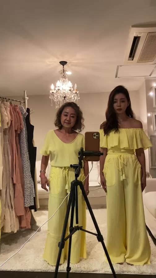 エミ ペインのインスタグラム：「✔️コットンガーゼシリーズ  レモン アイボリー ダスティピンク  ✔️小花柄オフショルマキシ  ✔️ビッグポケットリネンドレス  紹介させていただきました♥️  ３日連続インスタライブ 🎬 ご視聴いただいた皆様 ありがとう♥️  みんなでお話してるみたいで 楽しいね💕  近々また新作紹介のインスタライブ  します🥰  #musebyrimo #新作紹介」