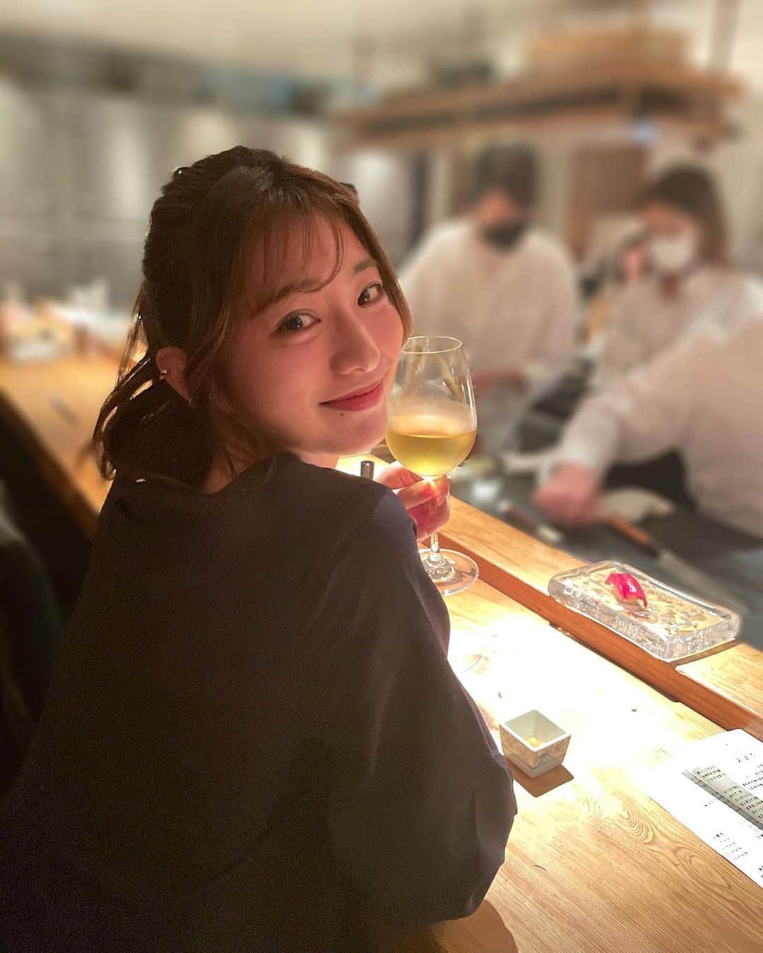 のインスタグラム：「🍾 . ワインに見せかけたぶどうジュース🍇 素敵な空間でした☺️ . #東京ディナー #鮨 #eat #カウンター」