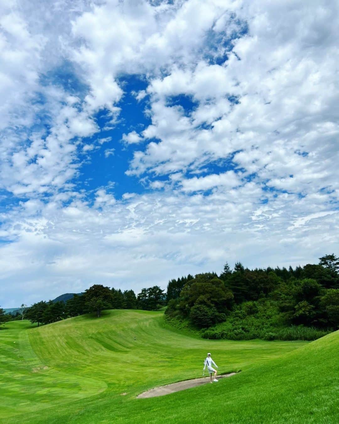 内田恭子さんのインスタグラム写真 - (内田恭子Instagram)「軽井沢72トーナメントをすぐ横目で見ながら。大会の拍手が聞こえてくる中、恒例の親友との夫婦ゴルフ。  空が広い。グリーンまでが遠い笑。  It was just a perfect day for playing golf！  #golf #ゴルフ #内田恭子 #lyokouchida」8月14日 21時46分 - kyoko.uchida.official
