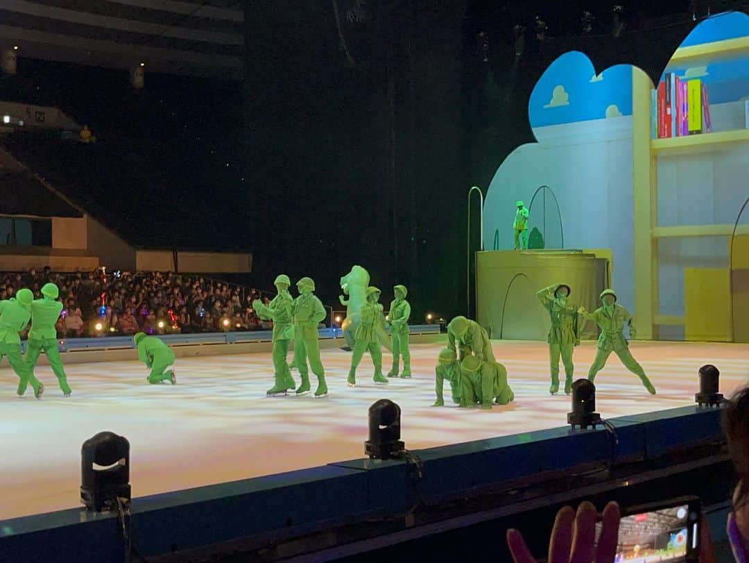 澤田亜紀さんのインスタグラム写真 - (澤田亜紀Instagram)「久しぶりのディズニーオンアイス⛸ 👧もスケートがちょっと出来るので、楽しそうに観てました👏👏 推しがフォーク🍴やタツノオトシゴなので、危うくミッキーがスケートしてるところを撮り損ねるところでした笑 楽しい時間をありがとう🥰🥰  #disneyonice   #osaka   #figureskating   #ディズニーオンアイス  #大阪公演  #フィギュアスケート  #推しは推せる時に推せ   #親バカ」8月14日 21時57分 - aki_sawada_107