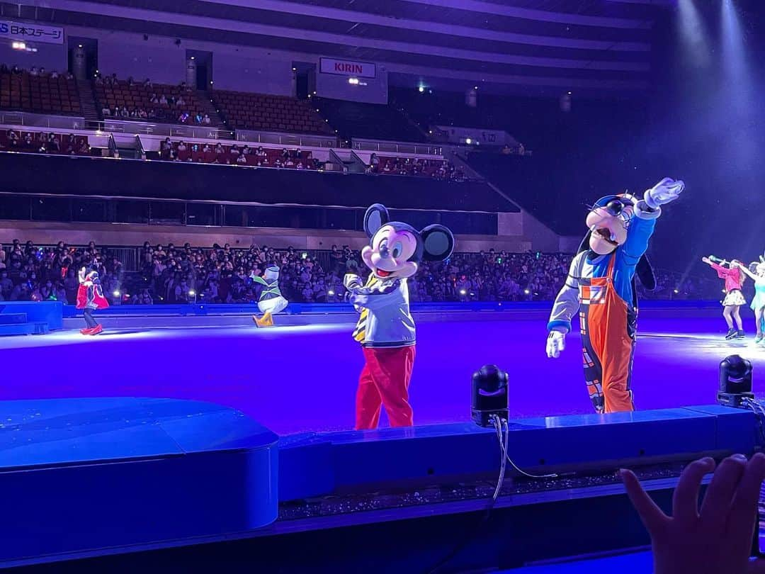 澤田亜紀のインスタグラム：「久しぶりのディズニーオンアイス⛸ 👧もスケートがちょっと出来るので、楽しそうに観てました👏👏 推しがフォーク🍴やタツノオトシゴなので、危うくミッキーがスケートしてるところを撮り損ねるところでした笑 楽しい時間をありがとう🥰🥰  #disneyonice   #osaka   #figureskating   #ディズニーオンアイス  #大阪公演  #フィギュアスケート  #推しは推せる時に推せ   #親バカ」