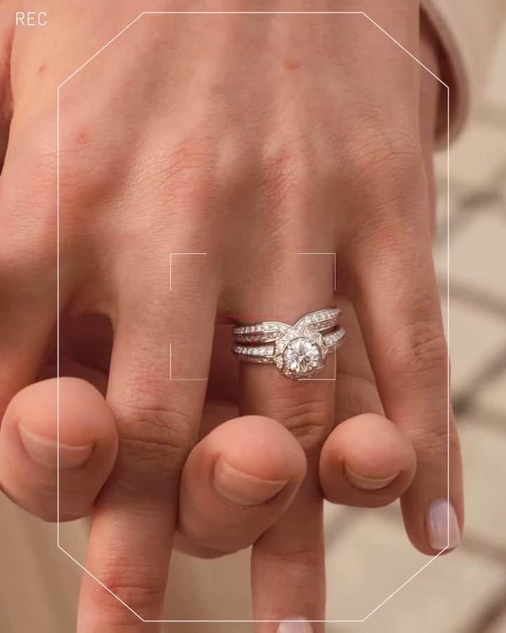 のインスタグラム：「Spotted on Place Vendôme: a fully traceable diamond shines even brigther. For those who love with nothing to hide. ⁣ #BecauseofLove #EtoiledeParis」