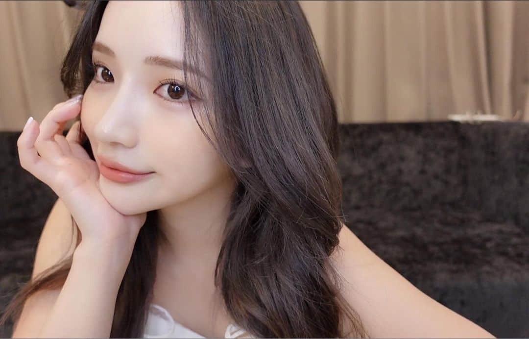 南りほのインスタグラム：「この時のメイクが盛れたのでYouTube見てね🖤  やっぱり髪色は、これぐらいの暗めのアッシュが一番自分的にしっくりくるかも🤔  みんなは、何色が好きかな？次の参考にします💋」