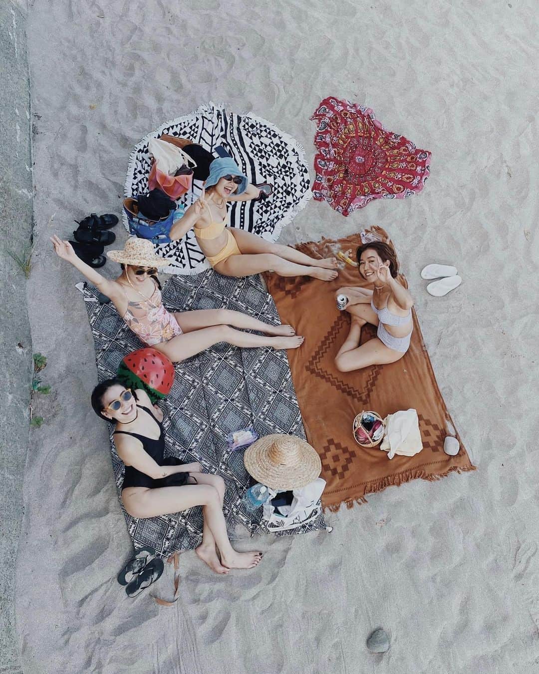 のインスタグラム：「ハッピーな3人が下田にやってきた🏖🌪✨ ここはいつも素敵で大好きな場所なんだけど 友達が来ると違う場所のように感じて新鮮。 浜で笑い合って海水浴やビーチボールで遊んだり 素敵な"夏休み"をくれた🍧🎐💛  つづく。」