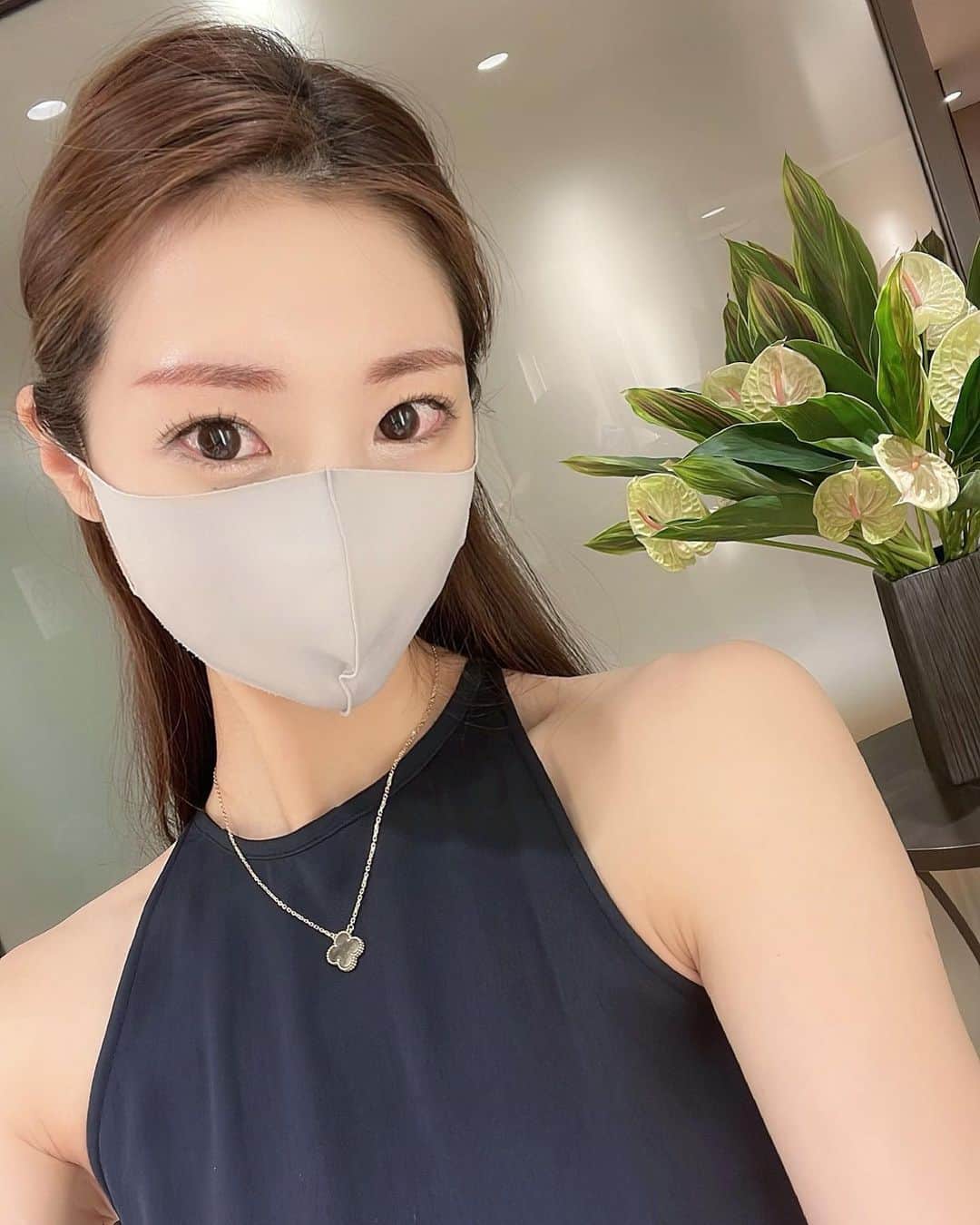 YOUのインスタグラム：「先日初の眉毛アートメイクを🦢💛  元々私は眉毛があるタイプで、濃すぎたり、アートメイク感強すぎるのもなーっと悩んでいたところ 今回は直後からメイクしたようなふわっと自然に仕上がるパウダー眉をおすすめして頂きました☺️🪄  写真は施術直後、何もしてなくてこの完成度🥰💕  左右対称になったし、すっぴんQOLが上がり本当に大満足。  初のアートで少し不安でしたが、親身に納得行くまでデザインを一緒に考えてくださって… 本当にお願いしてよかったです🥰✨ @_sugar_amor   次回リタッチで完成💕💕 私みたいに眉毛ある人にもアートはオススメ🥺  @jinnaiclinic    #眉毛アートメイク#眉毛アート」
