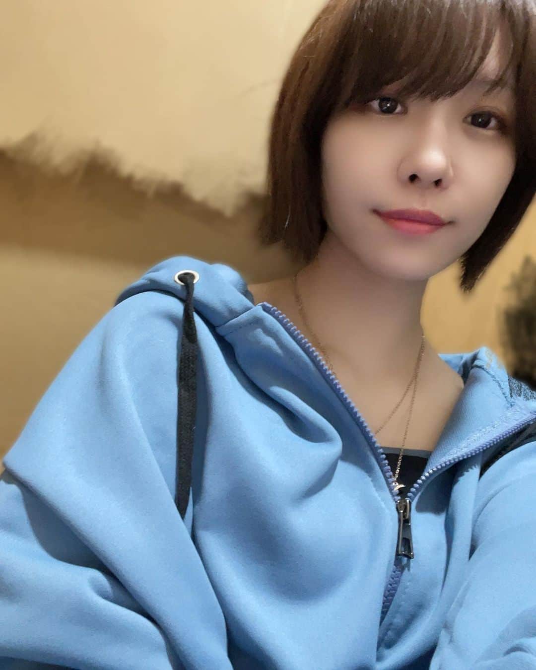 愛美のインスタグラム：「髪色暗くしました #パーカー声優 #ootd」