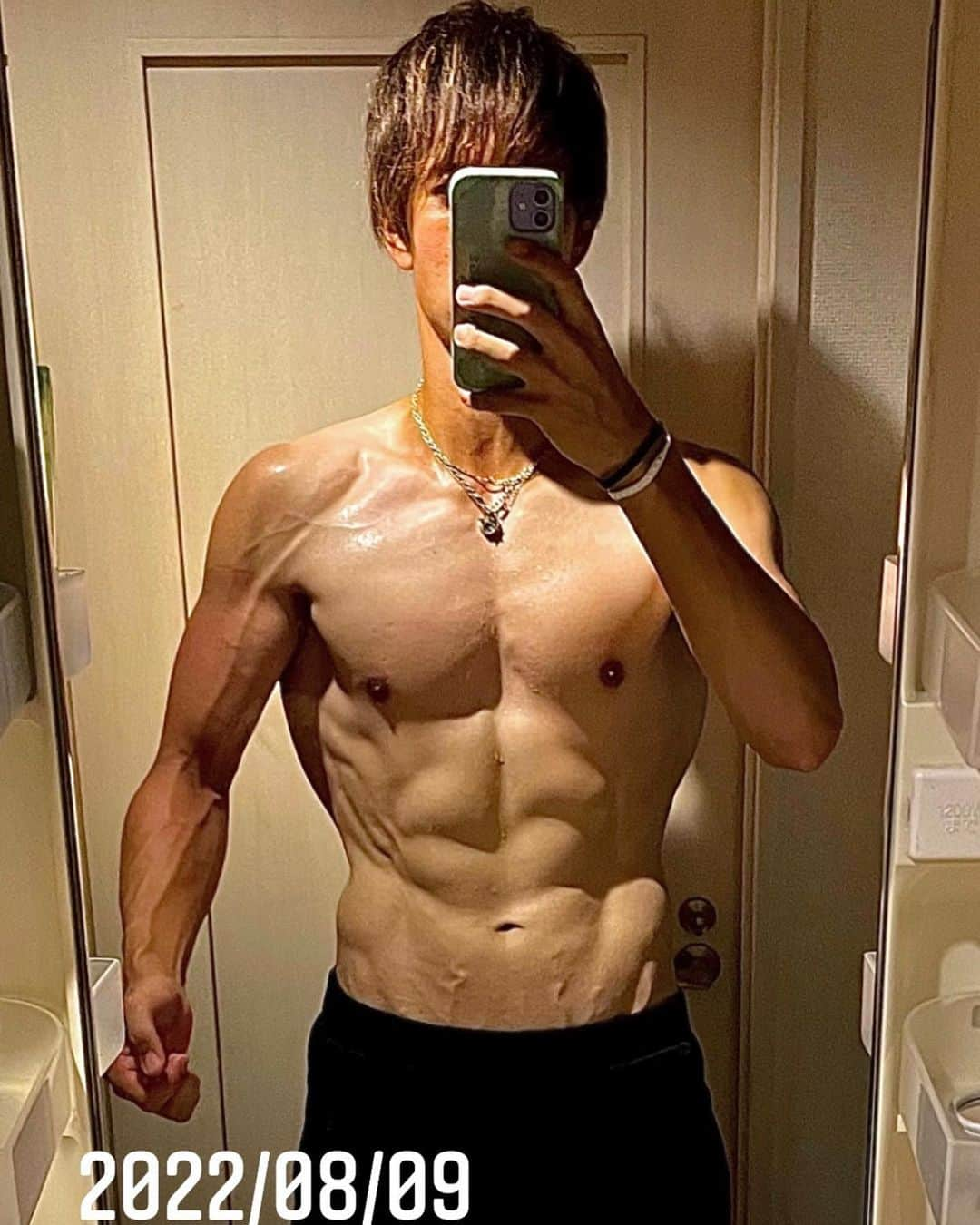 古村徹さんのインスタグラム写真 - (古村徹Instagram)「☆ ☆ ☆ 今年は2ヶ月半のダイエットを遂行。  昨年よりも体重を落とし、 のちにパンプ、水抜きを試してみました。 5月中旬72kg→8月頭65.8kg ☆ ☆ 素人の水抜きなので中途半端でしたが、 パンプはうまくいった気がしてます。  三角筋が昨年より心なしか大きくなった気が、 血管も昨年より浮き出たかなと。 ☆ もちろん目標ないので、ダイエットは終了。 水抜きもそこまでこだわってないです。笑  ヒューマンフラッグできるようにしたい また、なに目指してんだ、と言われそう。 以上、自己満投稿でした。 ☆ #ダイエット #食事制限 #無理なくダイエット  #食べたいものは食べる #甘党 #チートデイ  #消費カロリーと摂取カロリーのバランス  #水抜き #パンプアップ #血管 #バスキュラリティ  #昔は太ってました #65kgは中1以来 #過去1腹筋出てる #ご褒美はない #なに目指してんだ #自己満  #ヒューマンフラッグへの道  #公園がジム #無料トレ #自重トレ #ジムニーランド」8月14日 23時17分 - comtan.official