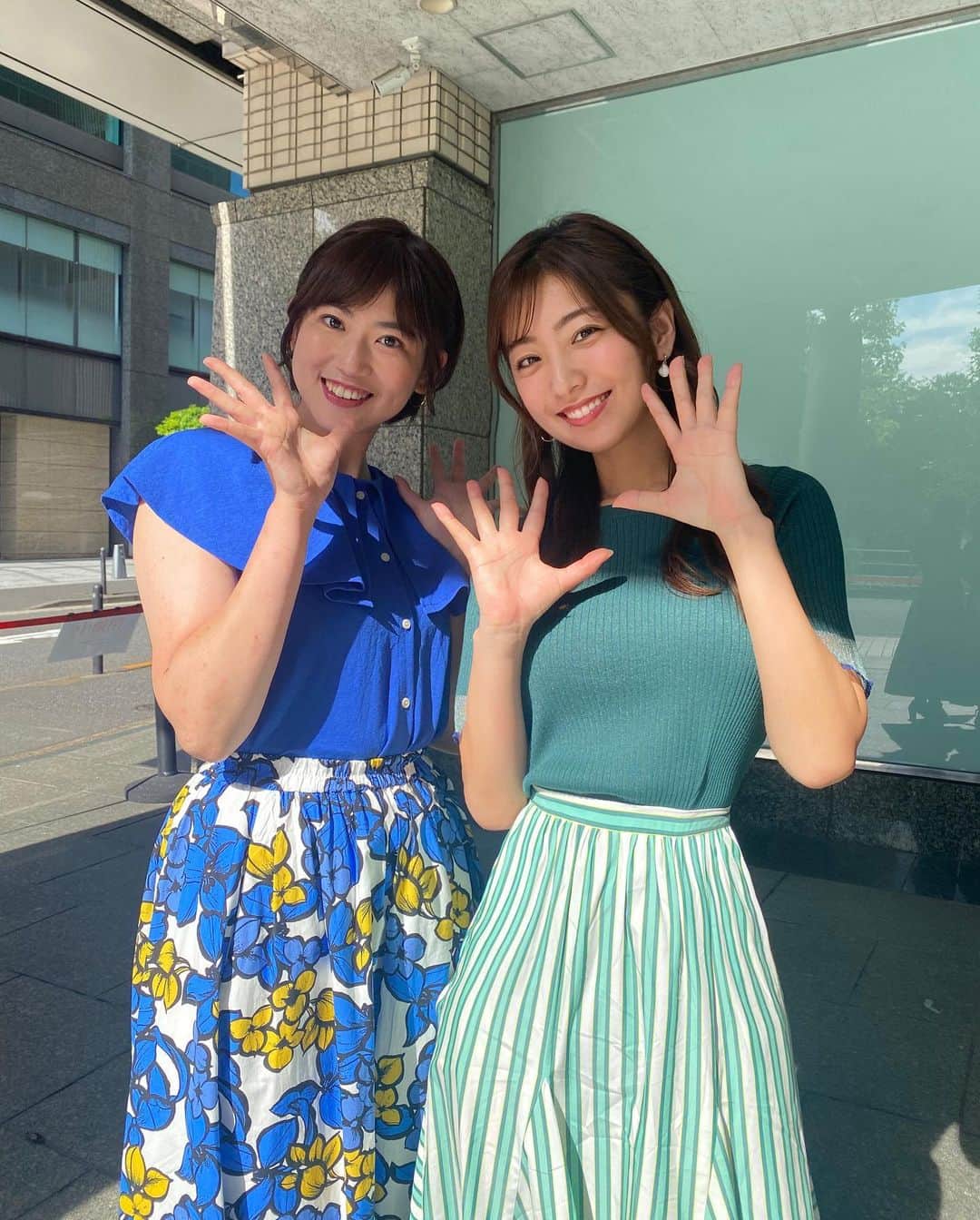 のインスタグラム：「🌻 . 事務所の後輩でありお友達の なっちゃんとこないだ初めて同じスタジオに💓 彼女のロケとスタジオのギャップが好き😘 . 衣装も可愛かった💚 明日お仕事の人もおやすみの人もいると思いますが また１週間がんばりましょう🔥 . #モニフラ #東京インフォメーション #衣装」