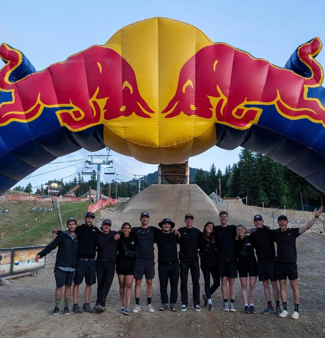 マデリーン・エドワーズのインスタグラム：「Coming home from Red Bull Joyride with dirty shoes, a couple new bruises, and an infinite amount of love for this dream team 🤍」