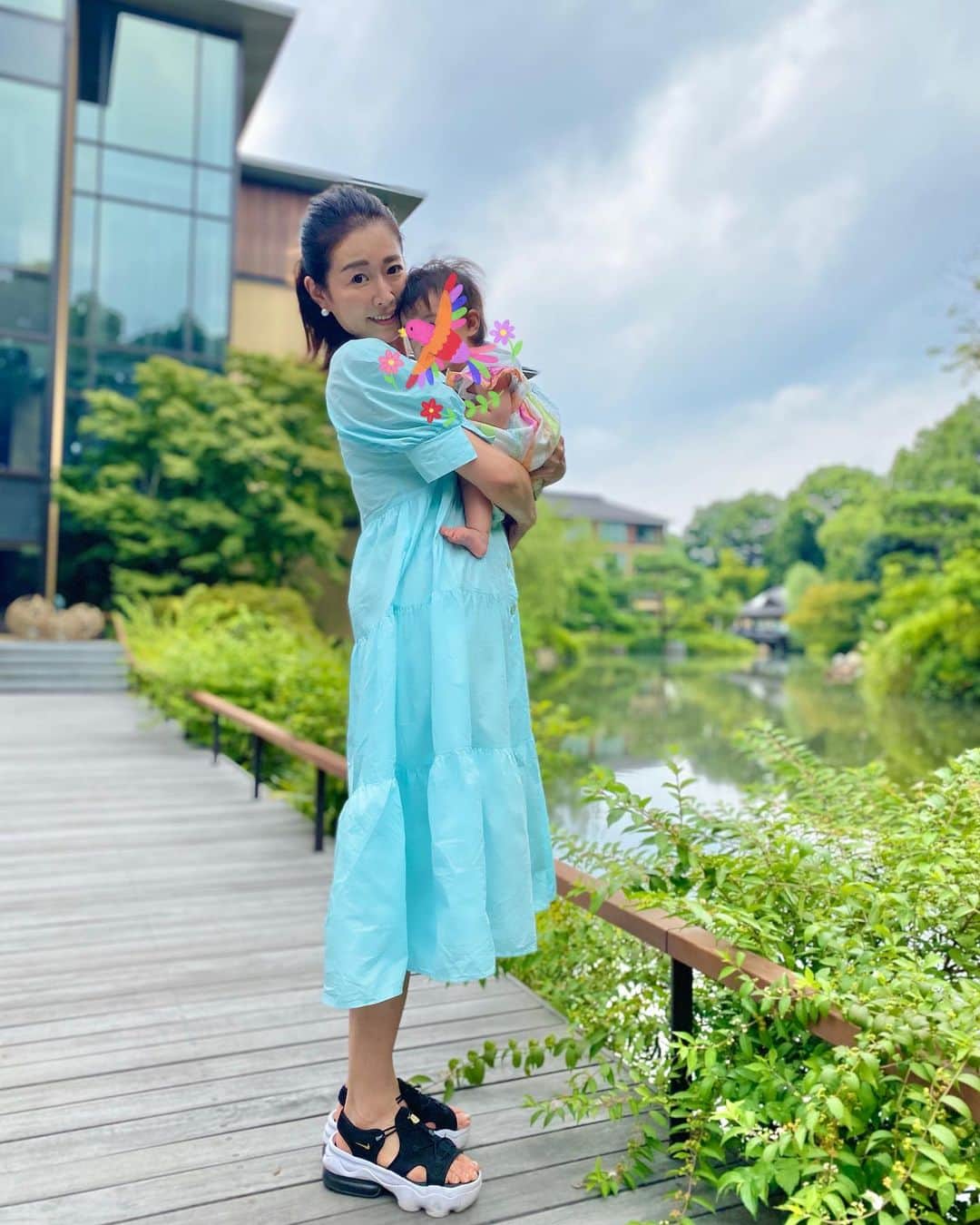 村西利恵のインスタグラム：「✔︎ 気がついたら8月でした🥵 最近のわたしたちは…  娘、初めて熱が出ました。 私、焦りました。  娘、部屋中をコロコロと瞬間移動するようになりました。 私、目を疑いました。  娘、離乳食をバリバリ食べ始めました。 私、料理モチベーションが上がりました。  親戚に会いに京都へ。 遭遇した鴨の親子❣️かわいかったです🦆  #お盆 #もうお盆 #毎日が秒」