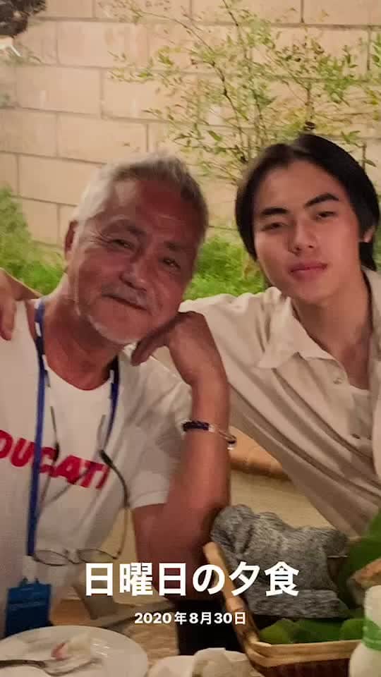 工藤村正のインスタグラム：「もう二年前。五男坊はLAから日本へ移り住み、働いて一年半、未だ未だだけど日本語も上手くなった。彼女もできて、うちには帰らなくなったけど、七月で二十歳になったし。もう心配ない。私はまた田舎のポッチ生活が始まった。家族が全員で集まることも少なくなったけど、みんな元気で幸せそうだ。私の実母は今年の春に13年のアメリカ生活に終止符を打ち、私の姉や甥っ子夫婦住む北海道旭川へ移住。 何気に生活の流れもいい感じで、私もホッとしています。私も来年から後期高齢者、、若者に迷惑をかけず、逆にまだまだ挑戦は続きます。来年からのあたらしいプロジェクトを親友と考えています。 挑戦を続け、『笑って一生、泣いて一生』笑い飛ばして残りの人生楽しみます。 明後日からは急ぎ旅で私の親友とその息子さんのスイスのジュネーブで全寮制の学校へ入学するので… 短期間でロンドン、南スペイン、ポルトガル、ジュネーブと飛び跳ねてきます…私の歳には少々きつい😆久々に歩きまくってきます。  ロスアンジェルス、ある日の家族日曜日」