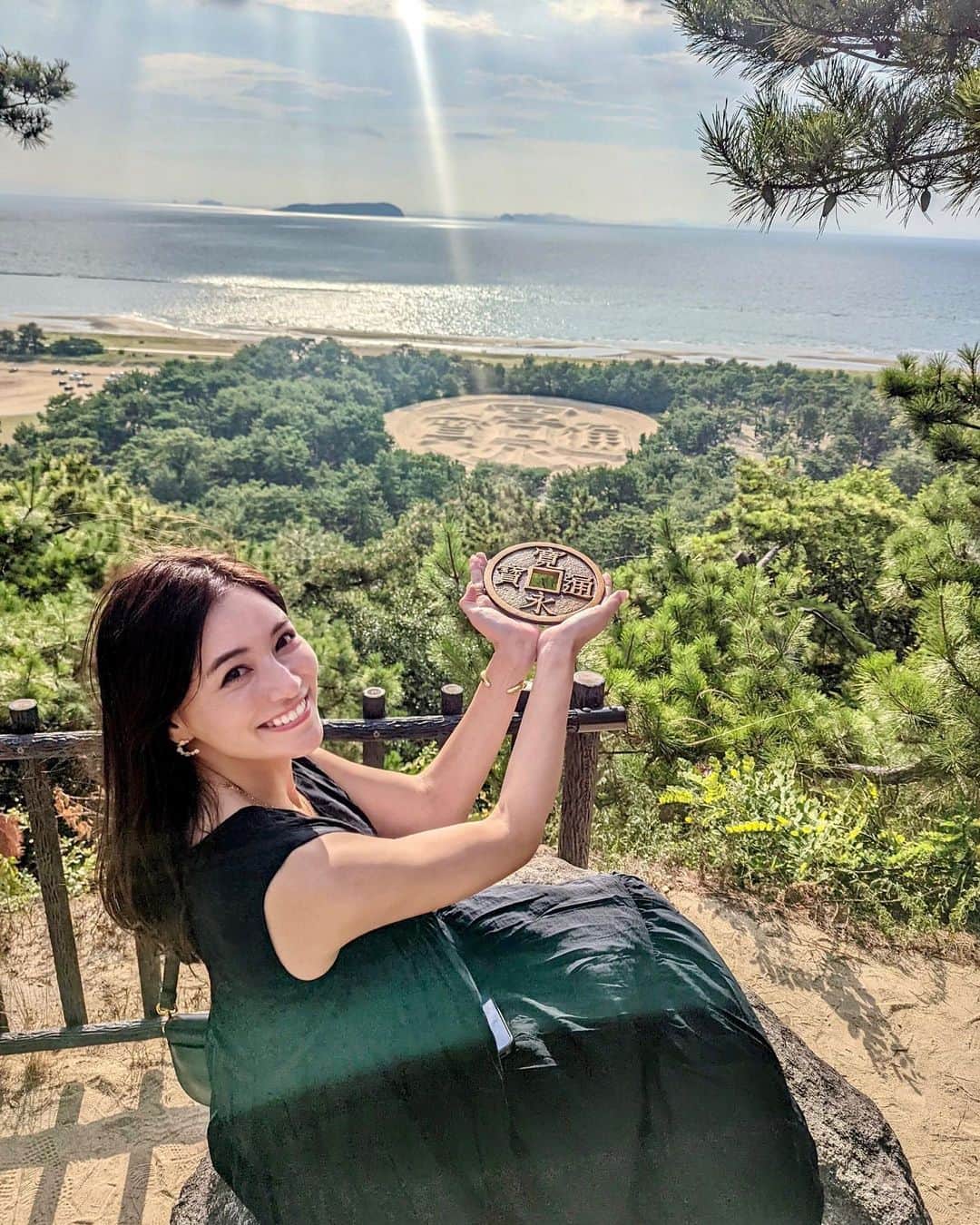 のインスタグラム：「こんにちは✨ 四国編❣️今回は香川県と愛媛県を回ってきました！（阿波踊り本当は行きたかったんだけどコロナもあるので断念） . 香川県の観音寺市にある銭形砂絵✨日本史専攻の人は特に懐かしくない？🥹「寛永通宝」✨ がんばって漢字書いて覚えたな✏️笑 . 撮影してたら地元の方が大きなお金も貸してくださって太陽の光に当てるといいよ！言われていい写真が撮れました😭💗 この砂絵を見ると健康で長生きできてお金に困らないそうです💰 . また更新します❣️ dress... @grl_official  . #香川 #kagawa #香川県 #香川観光 #grl #グレイル #銭形砂絵 #寛永通宝 #お金 #金運」