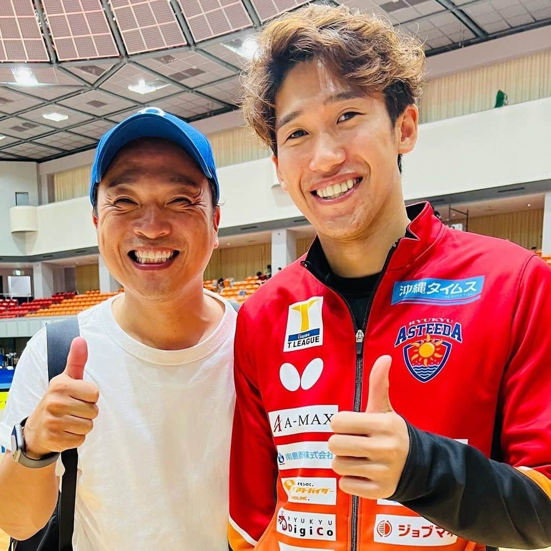 吉村真晴さんのインスタグラム写真 - (吉村真晴Instagram)「Tリーグ個人戦•ノジマカップ2022 やっぱりDJケチャップさんが居たからこそ盛り上がったよね。 いつもTリーグの事を考えて行動して発言してくれてると思う！  試合後のファンとの交流も今までではあり得なかったけど、改めて大切だということも学ばせてもらった！  これからも盛り上げていきましょ！ 本当にありがとうございました👍  #tリーグ #ノジマカップ #djケチャップ  #niceguy  #ありがとう」8月15日 12時26分 - 0803_maharu