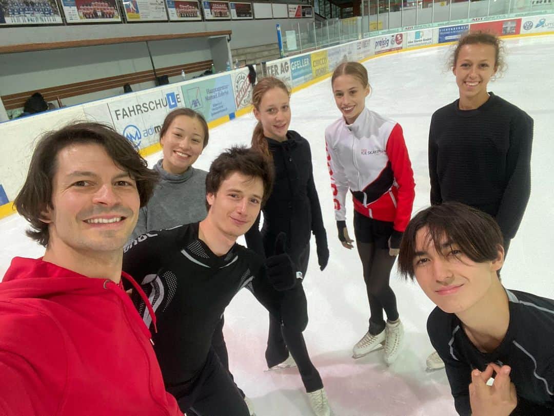 ステファン・ランビエールのインスタグラム：「Working with the great skaters of the Swiss National team! I look forward to seeing your performances during the season! 💪🇨🇭」