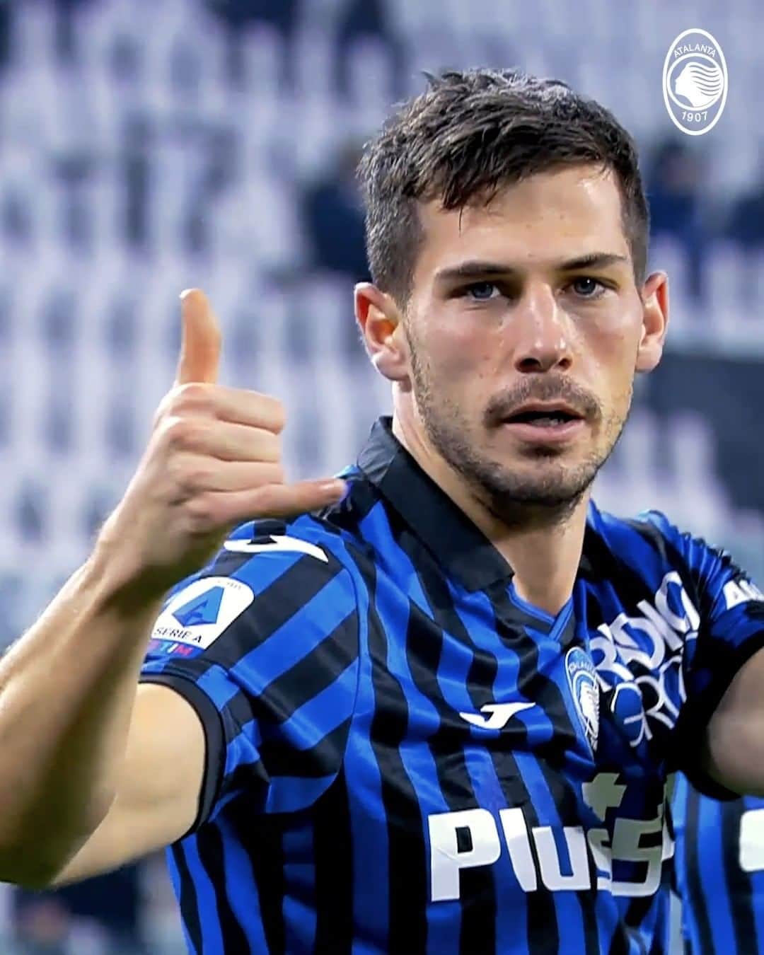 アタランタBCのインスタグラム：「Siamo cresciuti insieme ed è stato bellissimo 🥹 In bocca al lupo, Remo! 🖤💙  We've grown up together and it's been amazing 🫶 Good luck, @remo_freuler! 🤙🏼  #Freuler #GoAtalantaGo ⚫️🔵 #Atalanta #BergAMO #ForzaAtalanta」