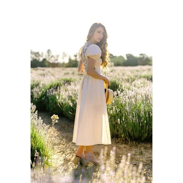 アシュリン・ピアースのインスタグラム：「“Be filled with wonder. Be touched by peace.” ✨  Photography by: @ohwowtina  For: @shopmorninglavender  #AshlynPearce #Model #Models #Modeling #ModelsOfInstagram #InstaModel #Fashion #Photography #FashionPhotography #BestPhoto #Lavender #LavenderField #Love #RedHead #Actress #Sunshine #Streamer #Beautiful #Summer #California #SummerVibes #Flowers #Beauty #LookBook #MorningLavender #Dress #Dresses #Smile #Pretty #Happy」