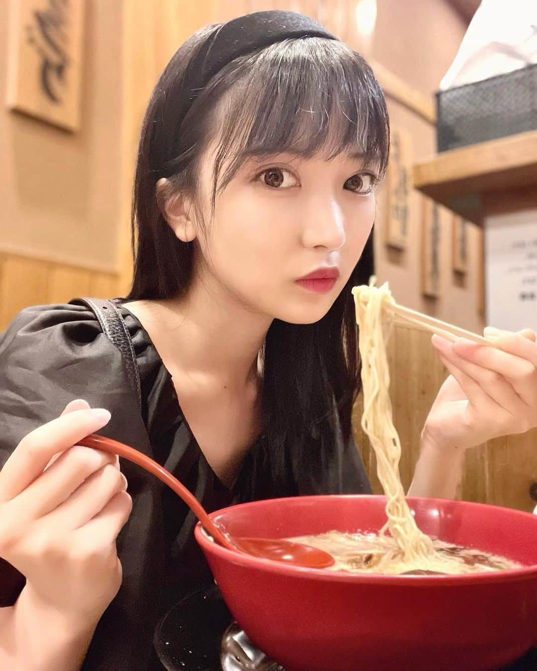 吉沢朱音さんのインスタグラム写真 - (吉沢朱音Instagram)「おはよう😚🍜 ラーメン大好き吉沢さん₍ᵔ- ̫-ᵔ₎ . 大阪で食べた、こってりラーメン美味しかった💗 . . . #ラーメン女子 #食いしん坊  #大阪グルメ #まこと屋」8月15日 8時39分 - nesomagic72