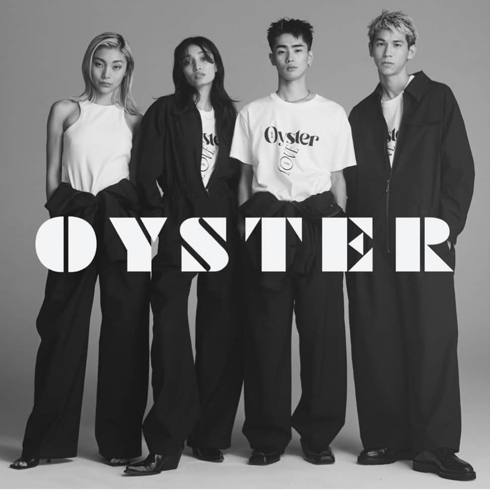 管沼詩乃のインスタグラム：「NEW PROJECT 🦪🤍  @oyster_withlove  この度、スタイリストの管沼詩乃(スガヌマ・シノ)とデザイナー圷イサク(アクツ・イサク)によるユニセックスア パレルブランド 『OYSTER(オイスター)』を始動致します🤍 ブランド名である『OYSTER』はウィリアム・シェイクスピアの『ウィンザーの陽気な女房たち』のセリフ”The world is your oyster” から。-可能性は無限大であり、やる気や努力、工夫次第でどうにでもなる-という意から、“私たちの小 さなプロジェクトでも何か少しでも貢献出来たらいいな”という願いから始まります。 今、そしてこれからも、わたし達が本当に着たいと思わせてくれるもの。シーズンで飽きられないエッセンシャルなア イテム。そして、それぞれのクローゼットの中に眠る自身の様々なワードローブに合わせることが可能なシンプルな ピース。“使い古されるものではなく、長く愛せるアイテムが環境に配慮されたもので出来ていれば”という想いから エターナルでユニセックスなアイテムを作りました🤍  再生繊維とオーガニックコットン、ノンミュールウールを採用。ブランド タグや細部まで可能な限りのエコ素材を厳選していて、全てメイドインジャパンとなります。  受注開始は 2022 年 8 月 18 日(木)よ りオンラインにてスタートします🦪 oysterwithlove.com  つきましては、『OYSTER』の展示会を下記の日程にて開催する運びになりました。  k3青山店のショップ内でどなたでもご覧いただけます。 表参道でのショッピングのついでにぜひ覗いてみて下さいませ🤍 日程:2022年8月18日(木)~ 8月20日(土)  時間:12:00-19:00  場所:ケイスリー青山店 渋谷区神宮前 4-9-1 AK ビル 1 階  よろしくお願いします❤️」