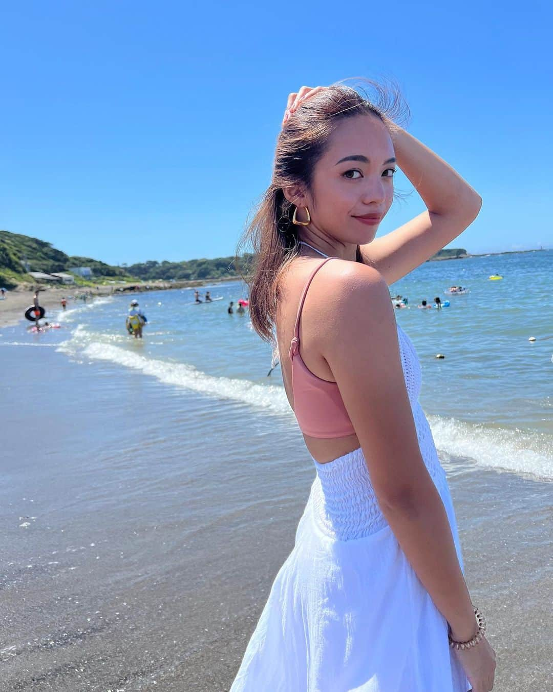 太田モニカのインスタグラム：「SUMMER VACATION 🌻 . . 今年はたくさん海行ってるので 素敵なピアスと共に♡ 海に行くとピアス錆びしちゃうし どっかいっちゃうし〜 とかそんなの関係なく付けれるピアス🎀 . . しかも金アレ対応👍 めちゃくちゃシンプルでお洒落♡ 軽くて着け心地も良くて光沢が素敵✨ . . @thelimely  是非チェックしてみてね♡ 値段もお手頃だよんっ✌️ . . 今日もピアスつけて海🏖いこっと✨ . . . #monika #monikalifestyle  #fashion #instagood #fitnessinstructor #love #happy #limely . #モニカ　#モニカライフスタイル #ピアス　#金アレ対応ピアス #金アレ　#海に映えるピアス　#お洒落ピアス　#お洒落ピアス好き  #シンプルピアス #錆びないアクセサリー #海が好き #2022夏　#LIMELY #ライムリー #肌に優しいアクセサリー #つけっぱなし #金属アレルギー対応 #316l #サージカルステンレス #pr」