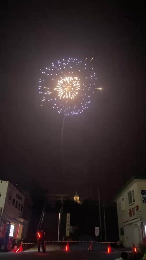 林克治のインスタグラム：「南房総市　花火めぐり！ 白浜町野島崎灯台付近！  素晴らしかったです！ ラストの水上花火は圧巻でした！ 来年も是非やっていただきたい！ 観光協会の皆さんお疲れ様でした！  #花火めぐり #南房総市 #白浜町 #野島崎灯台 #水上花火 #夏 #お盆」
